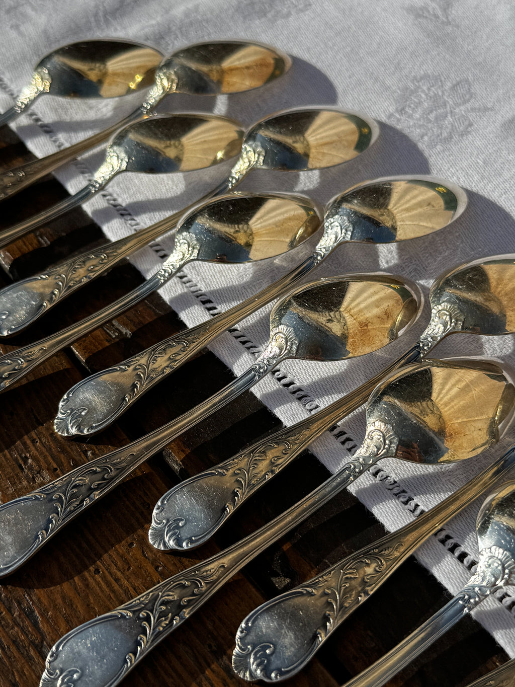 Sada 12 postříbřených zdobených starožitných lžiček v kazetě