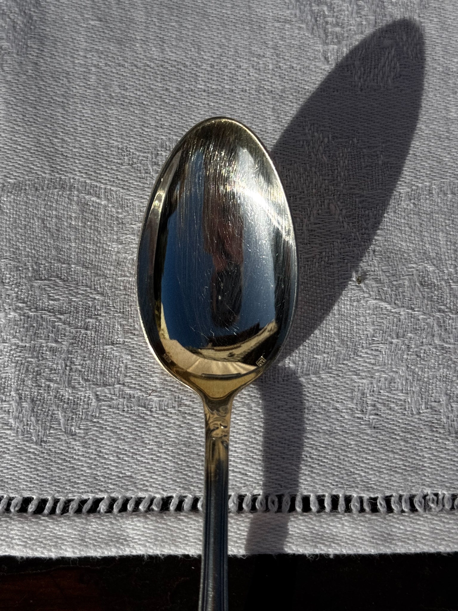 Sada 12 postříbřených zdobených starožitných lžiček v kazetě