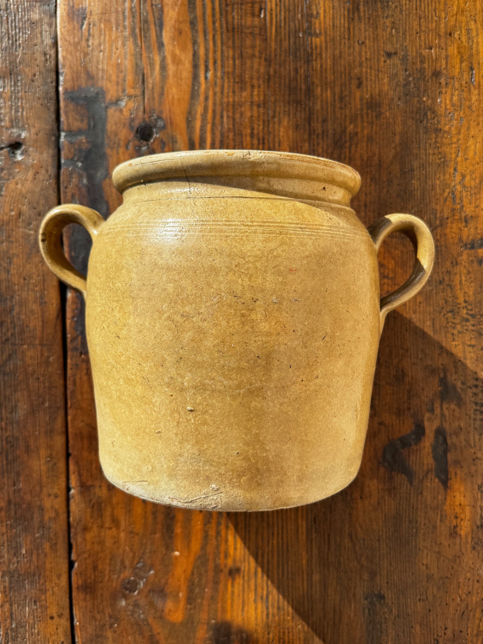 Starožitný velký kameninový hrnec ve žlutavém odstínu s klasickými uchy “5 M”