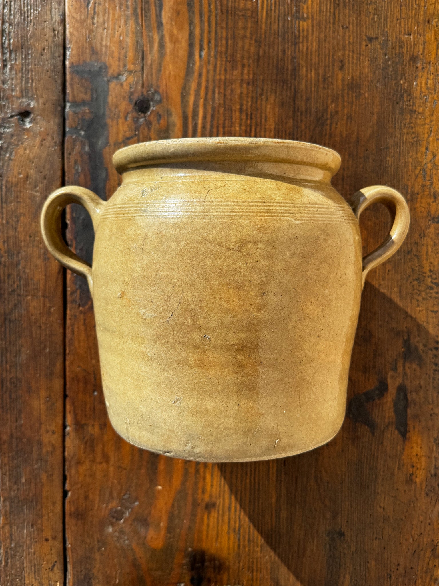 Starožitný velký kameninový hrnec ve žlutavém odstínu s klasickými uchy “5 M”