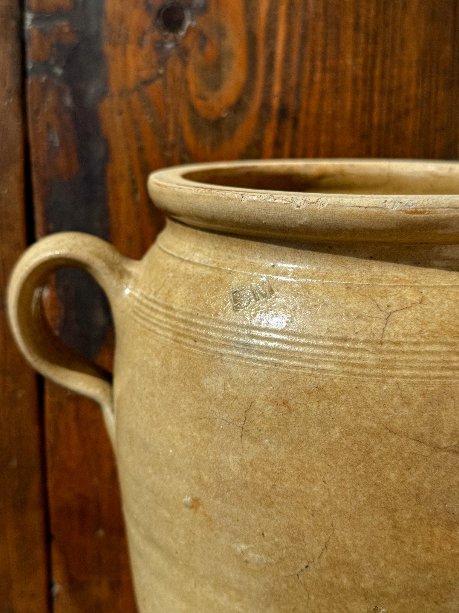Starožitný velký kameninový hrnec ve žlutavém odstínu s klasickými uchy “5 M”