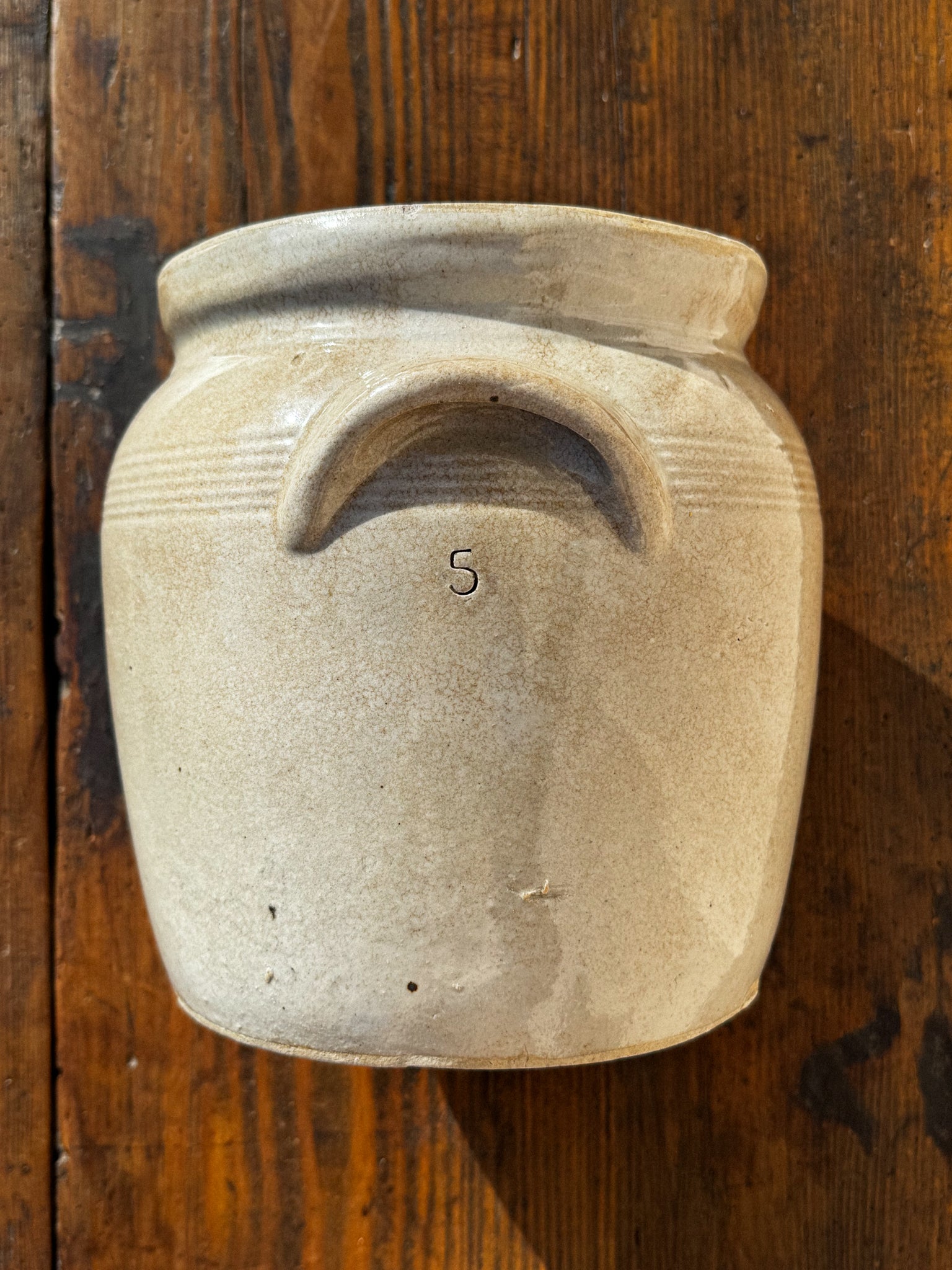 Starožitný velký kameninový hrnec v pískově béžovém odstínu s obloukovými uchy “5”