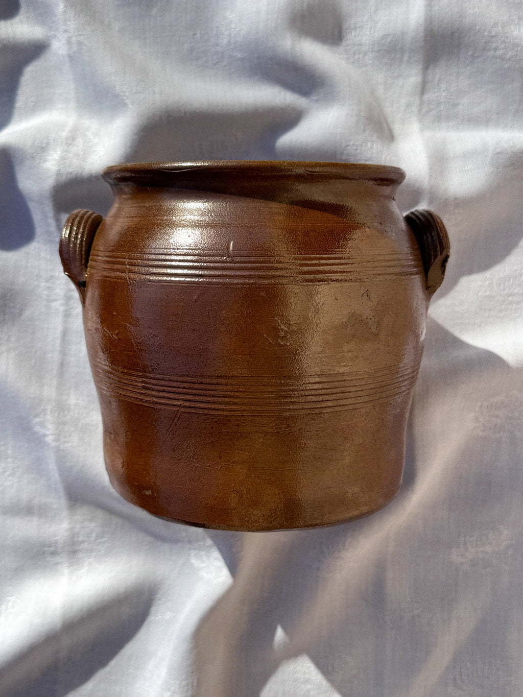 Starý malý kameninový hrnec v kaštanovém odstínu