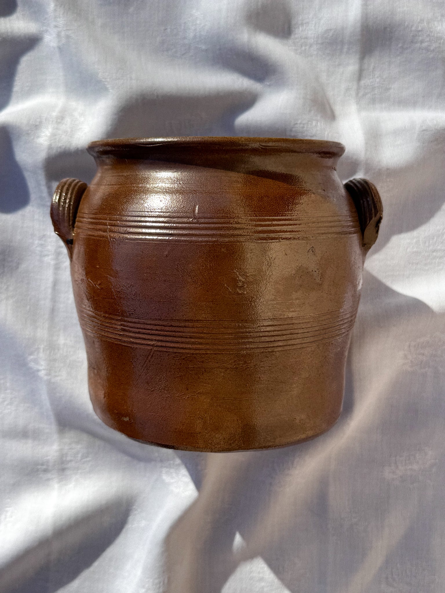 Starý malý kameninový hrnec v kaštanovém odstínu