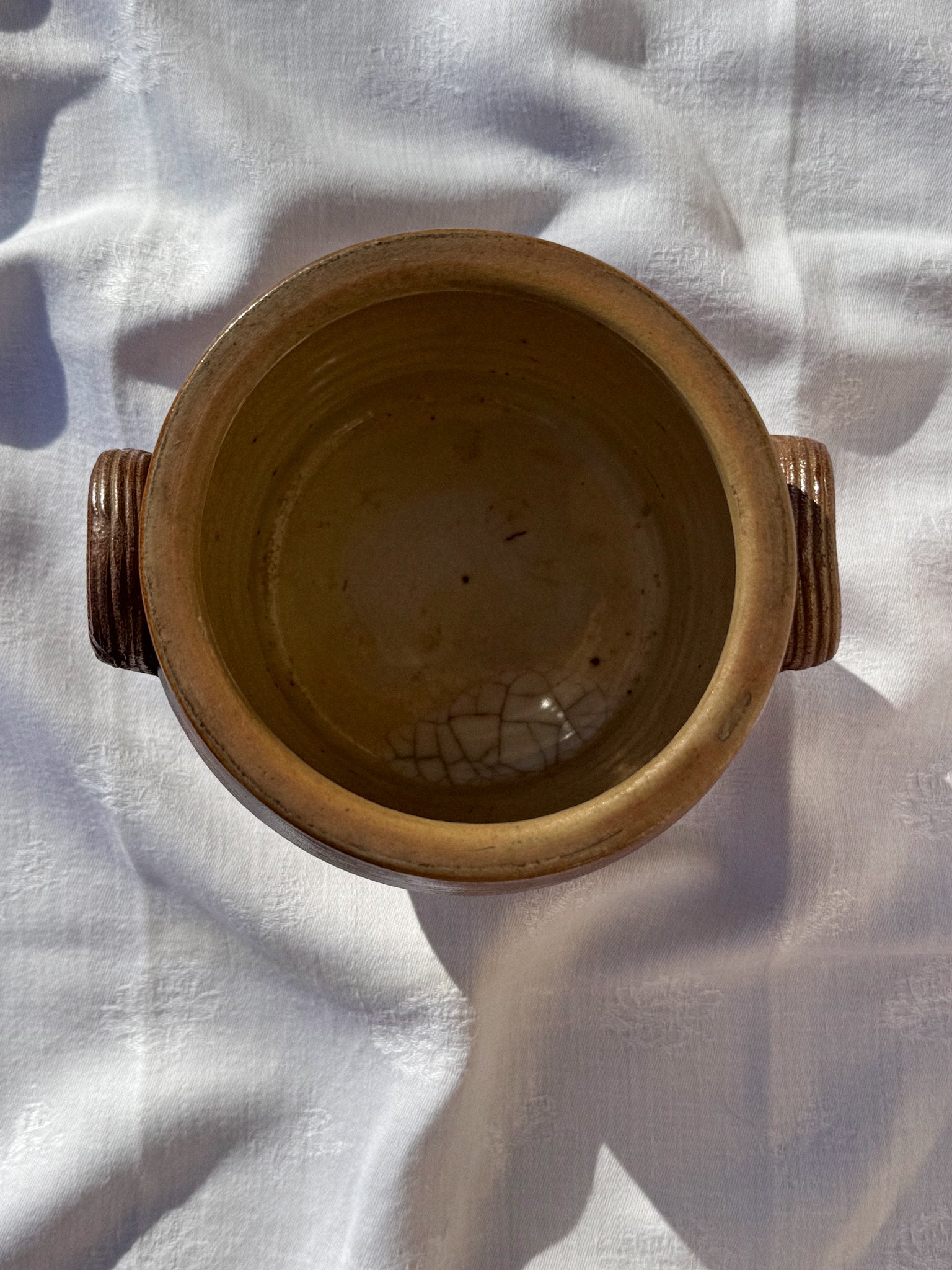 Starý malý kameninový hrnec v kaštanovém odstínu