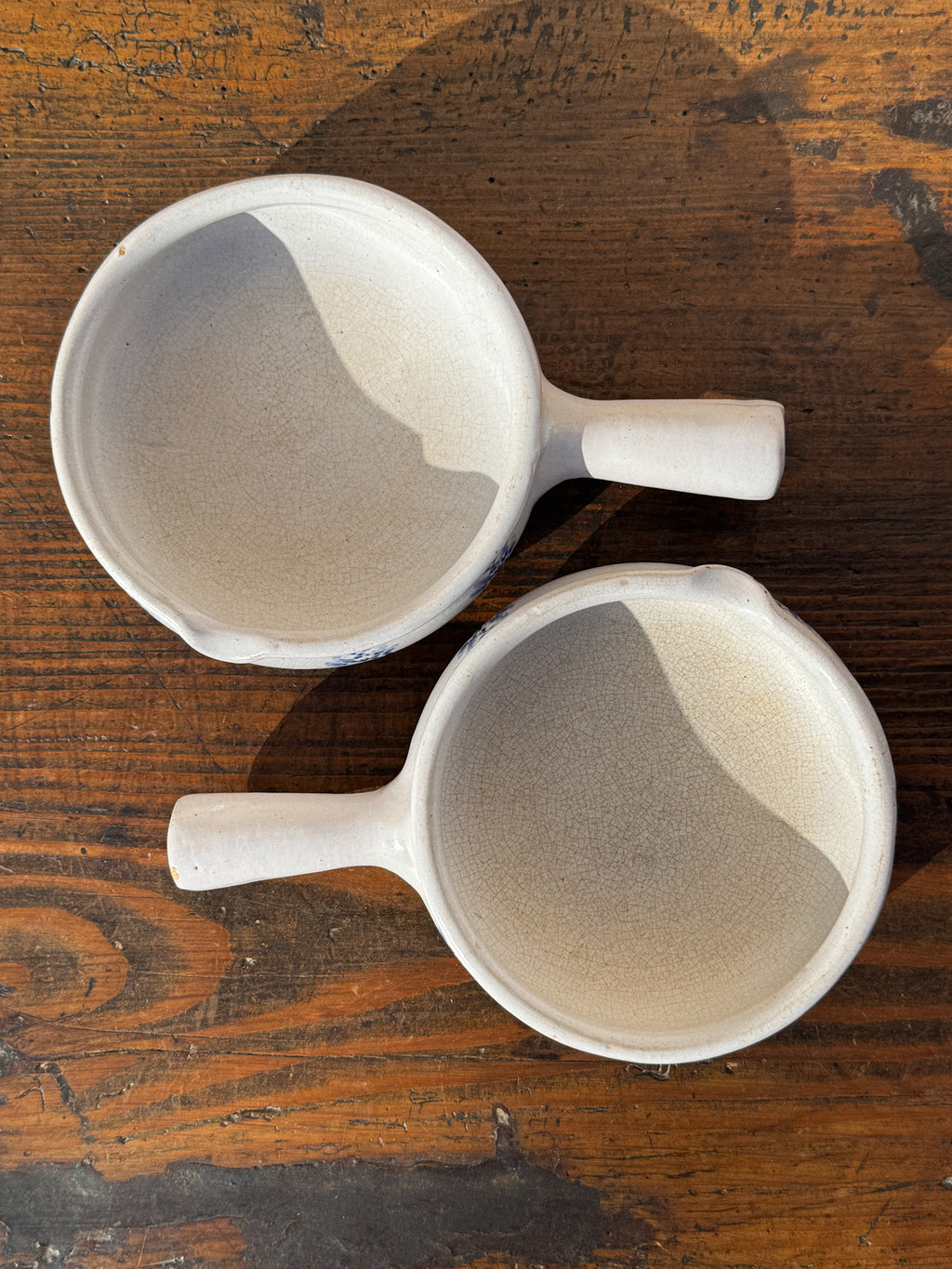 Set 2 keramických misek s modrým květinovým dekorem a praktickými úchyty