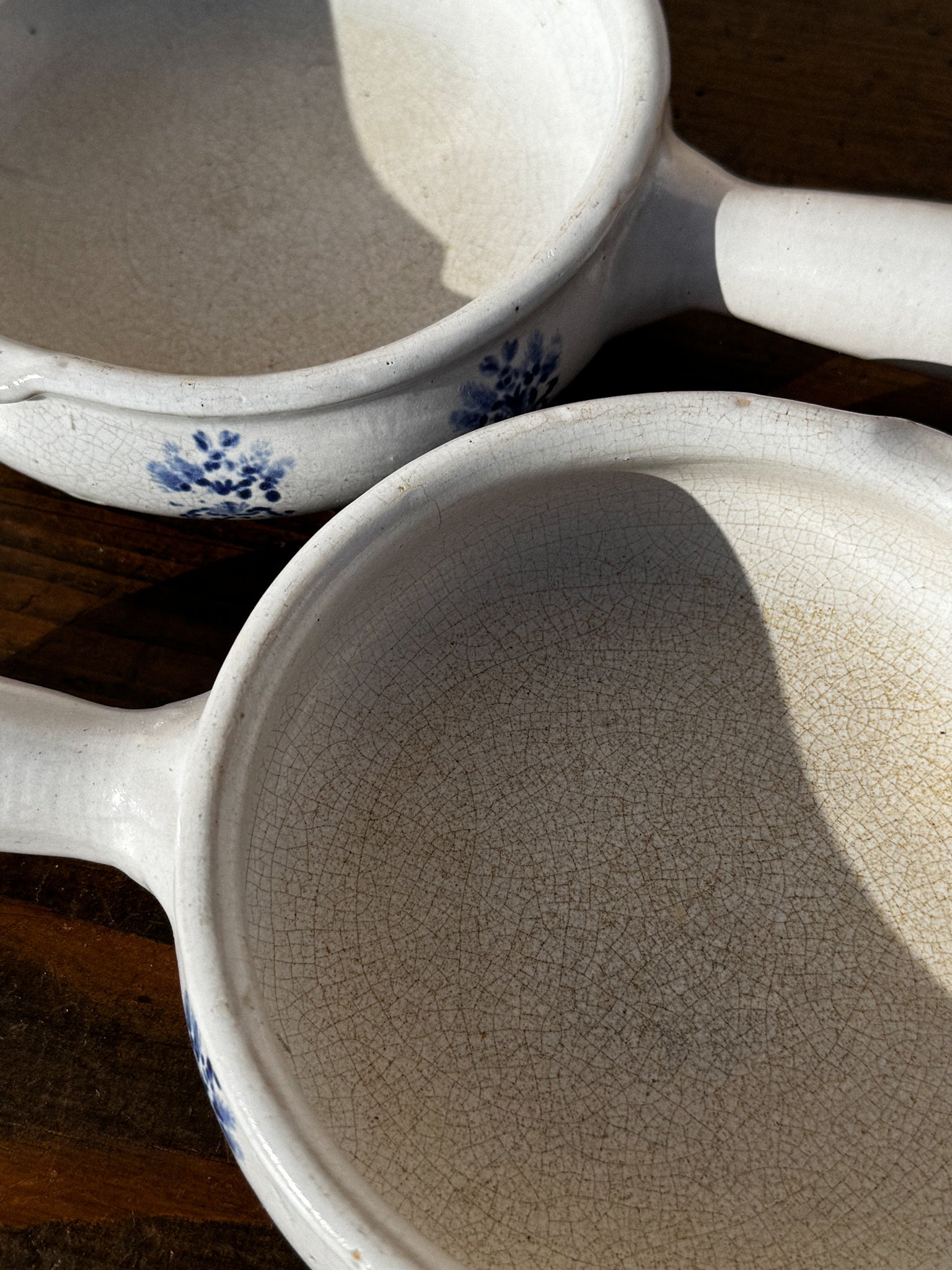 Set 2 keramických misek s modrým květinovým dekorem a praktickými úchyty