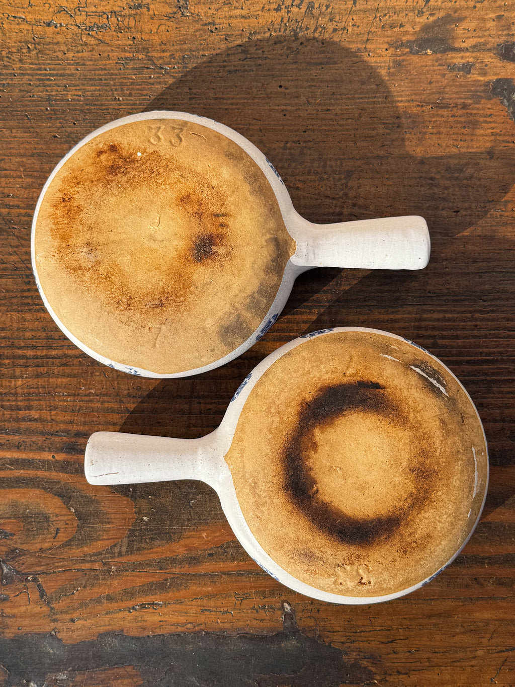 Set 2 keramických misek s modrým květinovým dekorem a praktickými úchyty