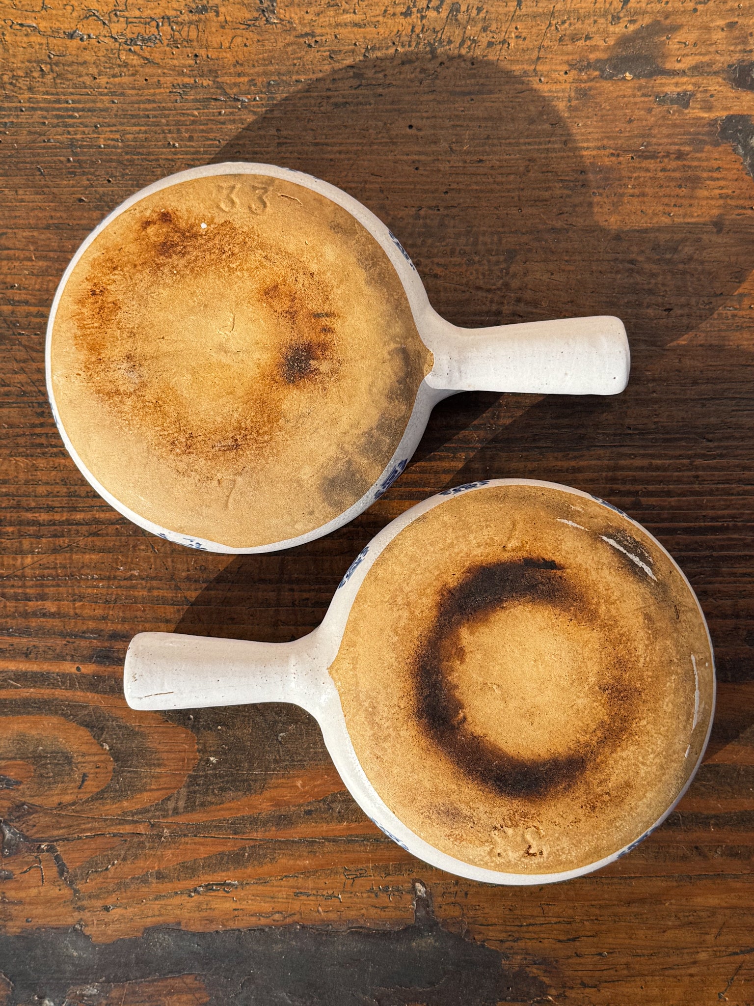 Set 2 keramických misek s modrým květinovým dekorem a praktickými úchyty