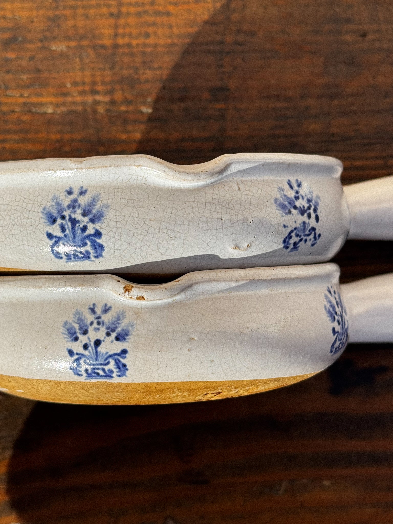 Set 2 keramických misek s modrým květinovým dekorem a praktickými úchyty