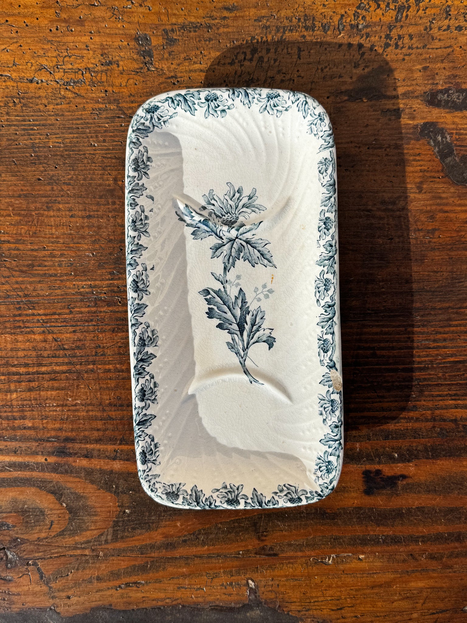 Starožitná mýdlenka s modrým dekorem