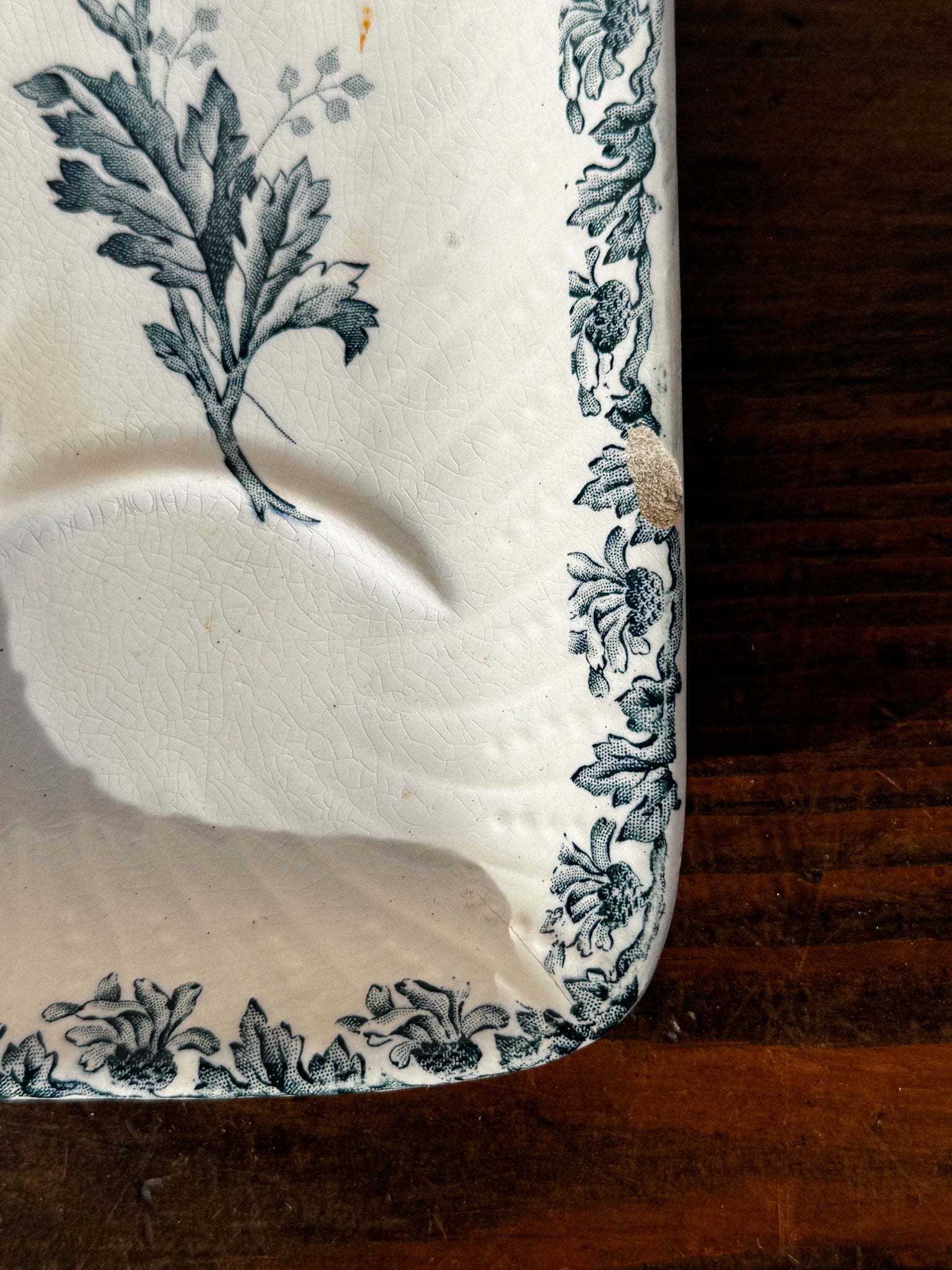 Starožitná mýdlenka s modrým dekorem