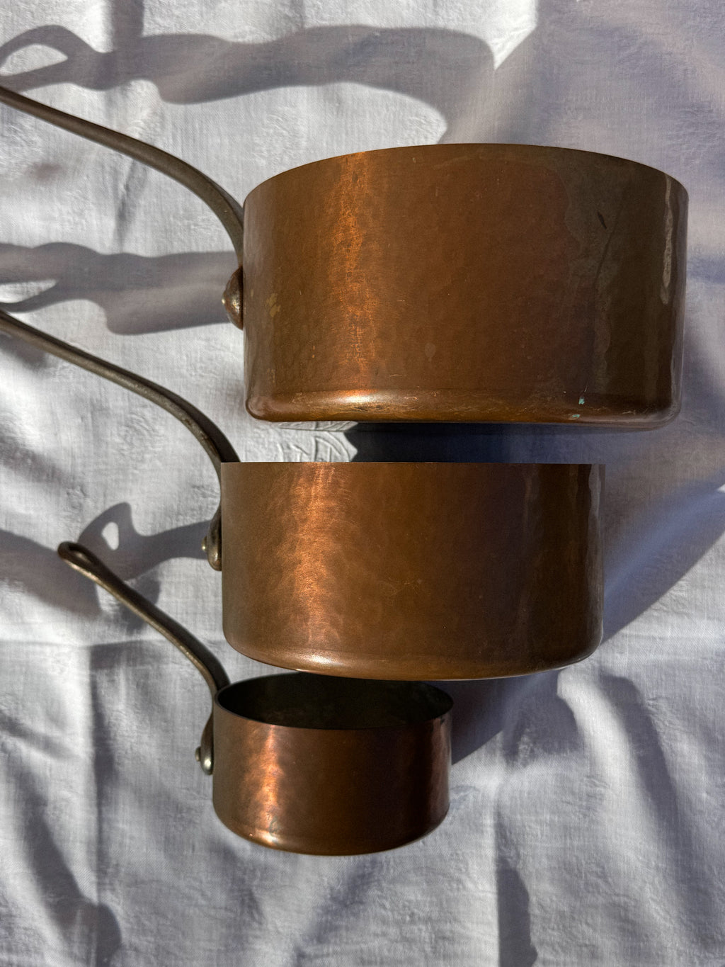 Sada 3 těžkých starožitných měděných hrnců s litinovými rukojeťmi