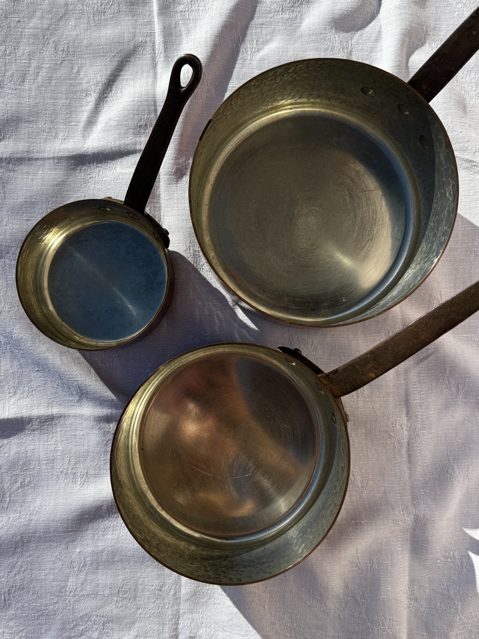 Sada 3 těžkých starožitných měděných hrnců s litinovými rukojeťmi