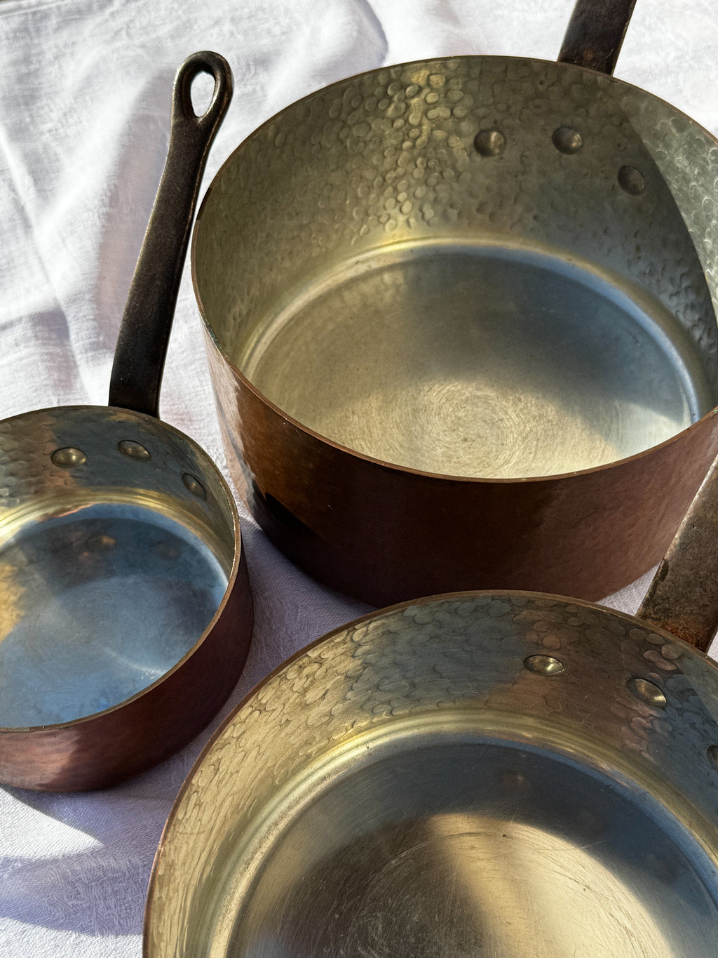 Sada 3 těžkých starožitných měděných hrnců s litinovými rukojeťmi