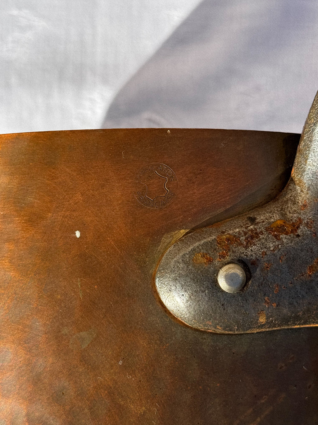 Sada 3 těžkých starožitných měděných hrnců s litinovými rukojeťmi