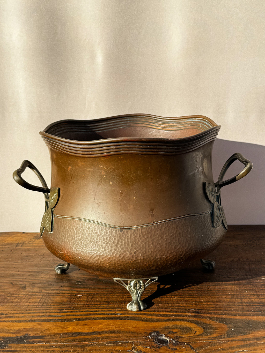 Měděný kotlík na nožkách se zvlněným okrajem