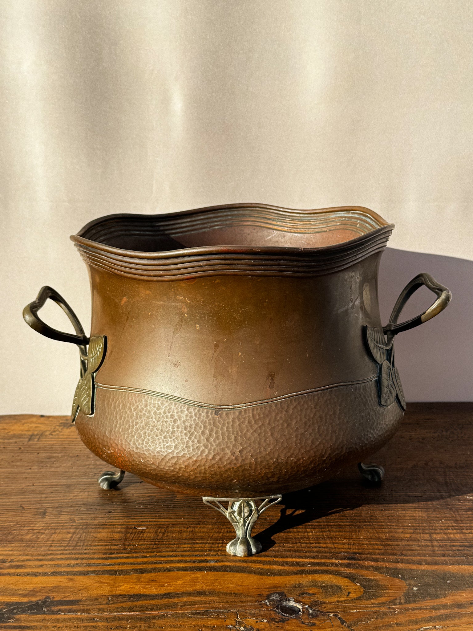 Měděný kotlík na nožkách se zvlněným okrajem