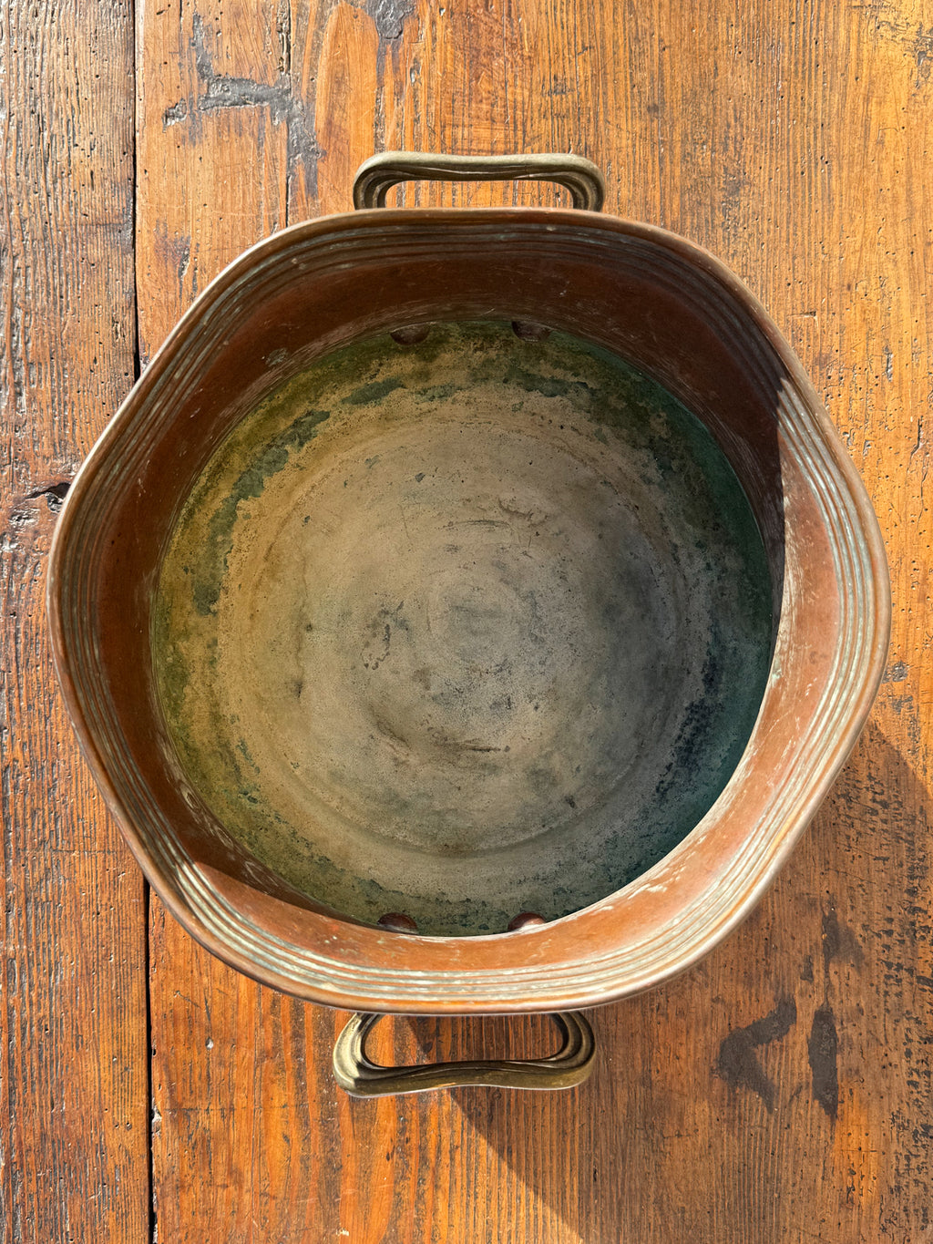 Měděný kotlík na nožkách se zvlněným okrajem