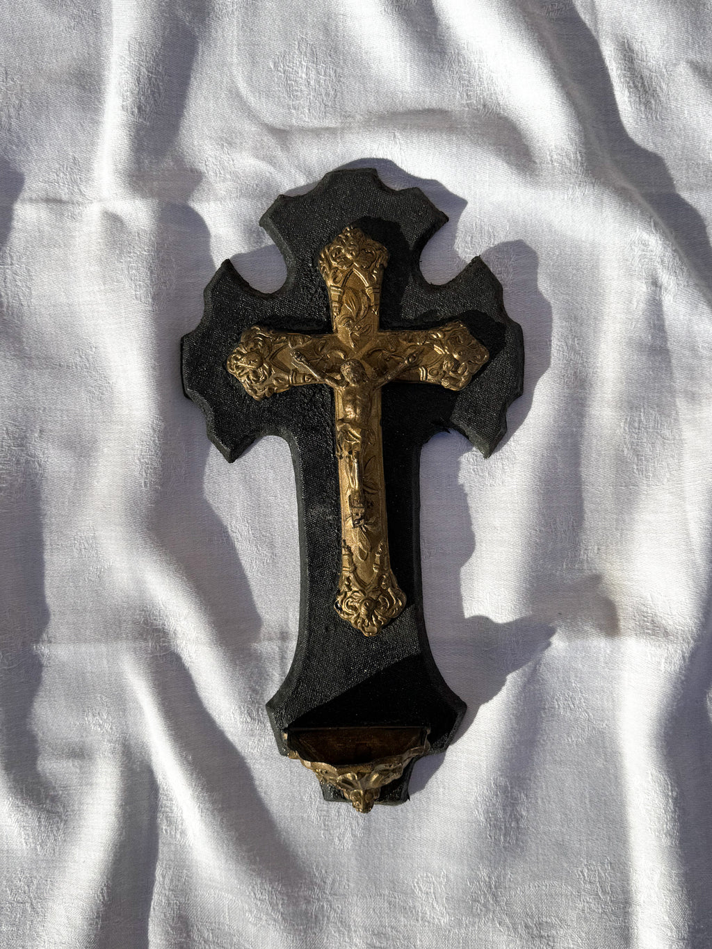 Černý nástěnný kříž s mosaznými detaily