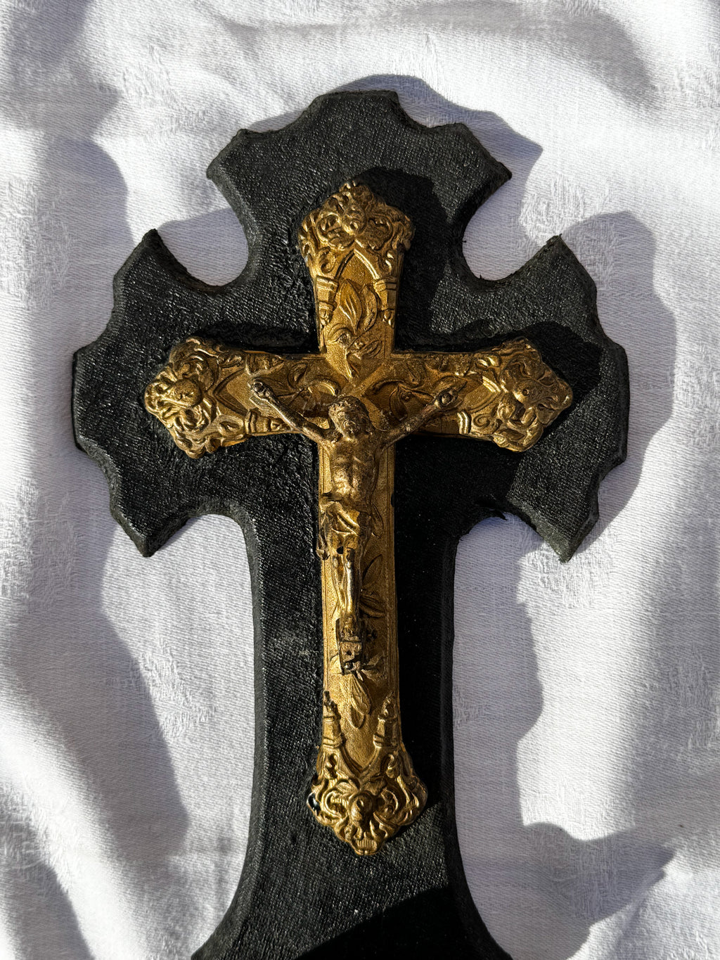 Černý nástěnný kříž s mosaznými detaily