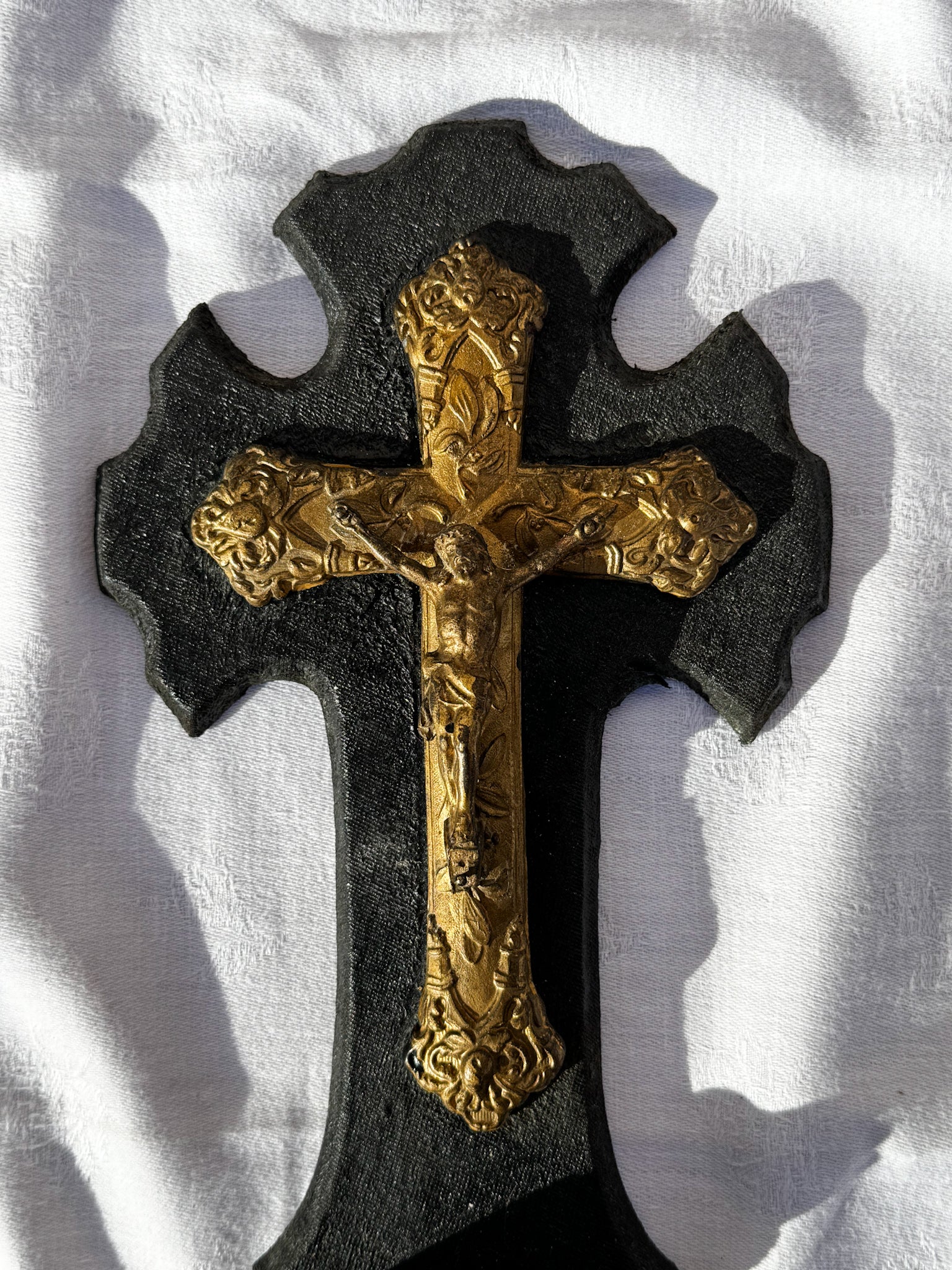 Černý nástěnný kříž s mosaznými detaily