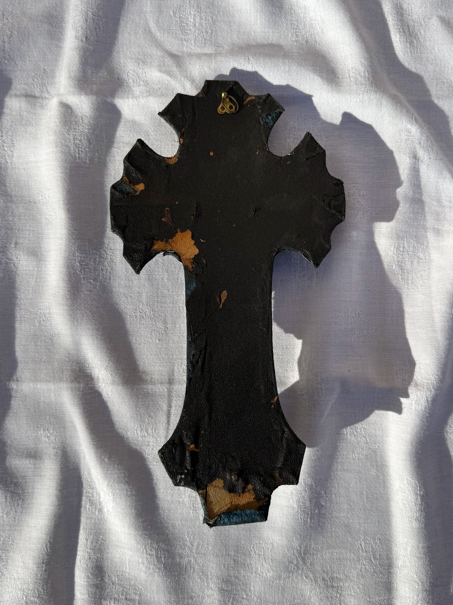 Černý nástěnný kříž s mosaznými detaily