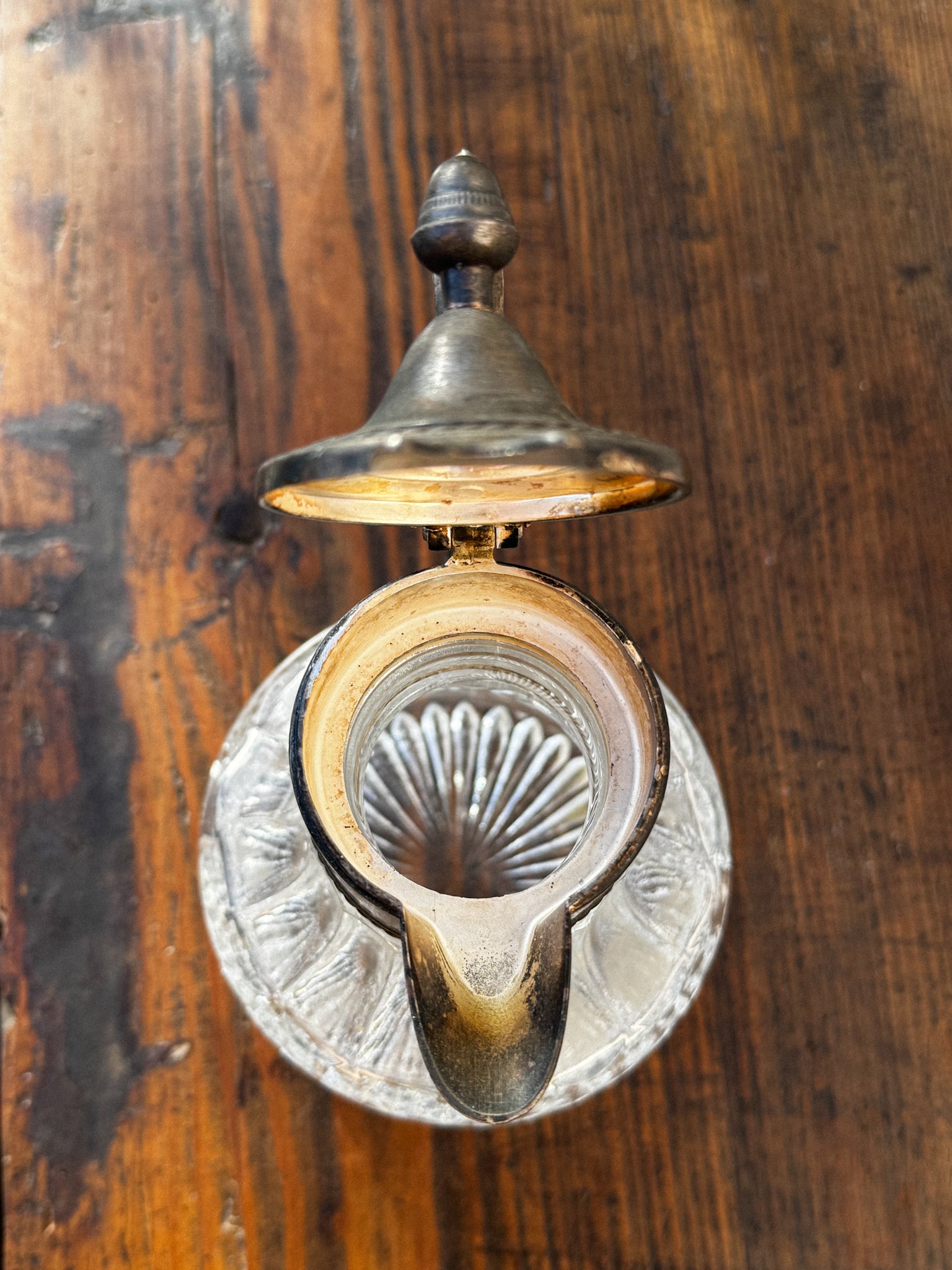 Skleněná karafa s kovovým víčkem a uchem