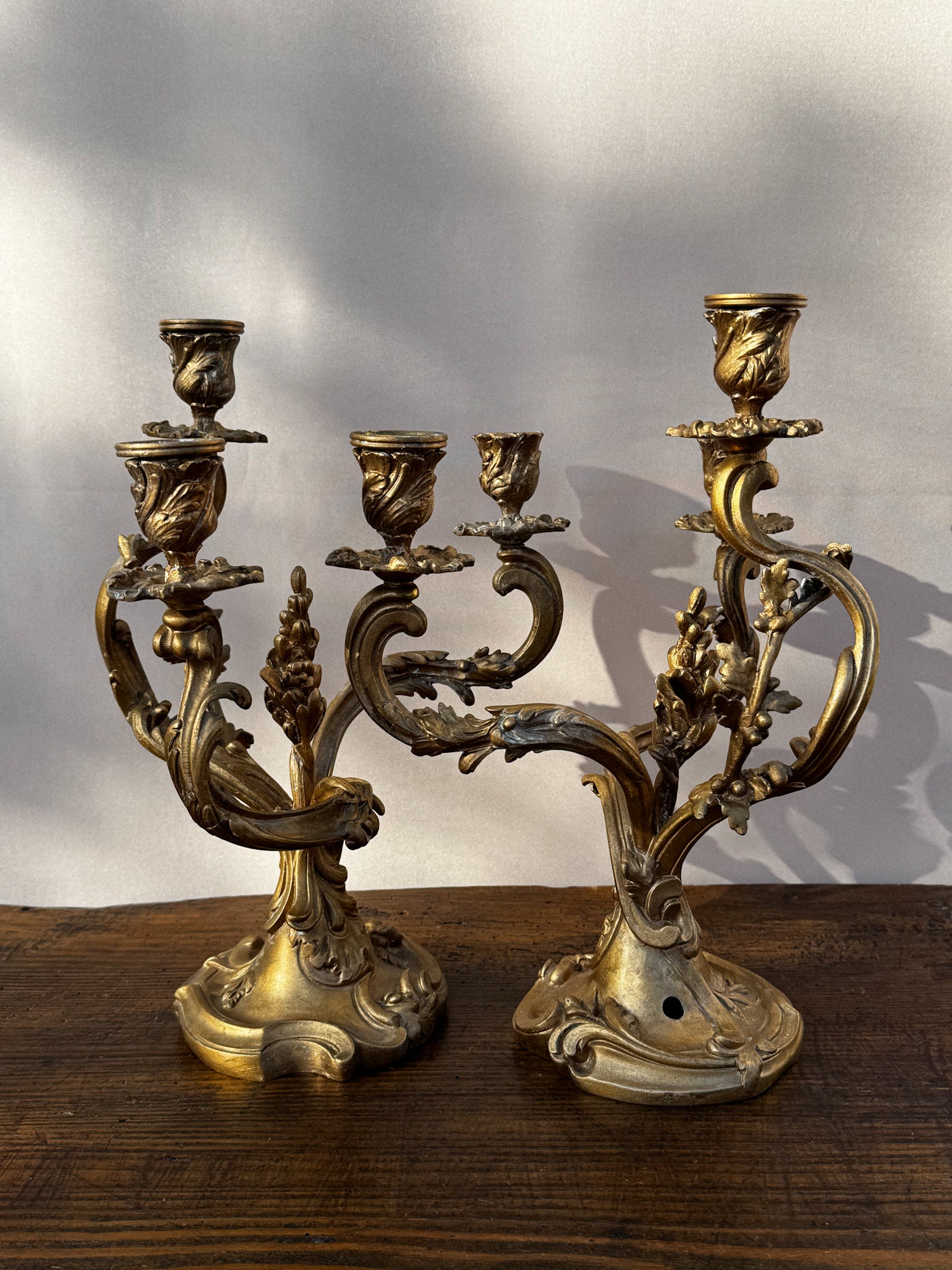 Pár bohatě zdobených svícnů