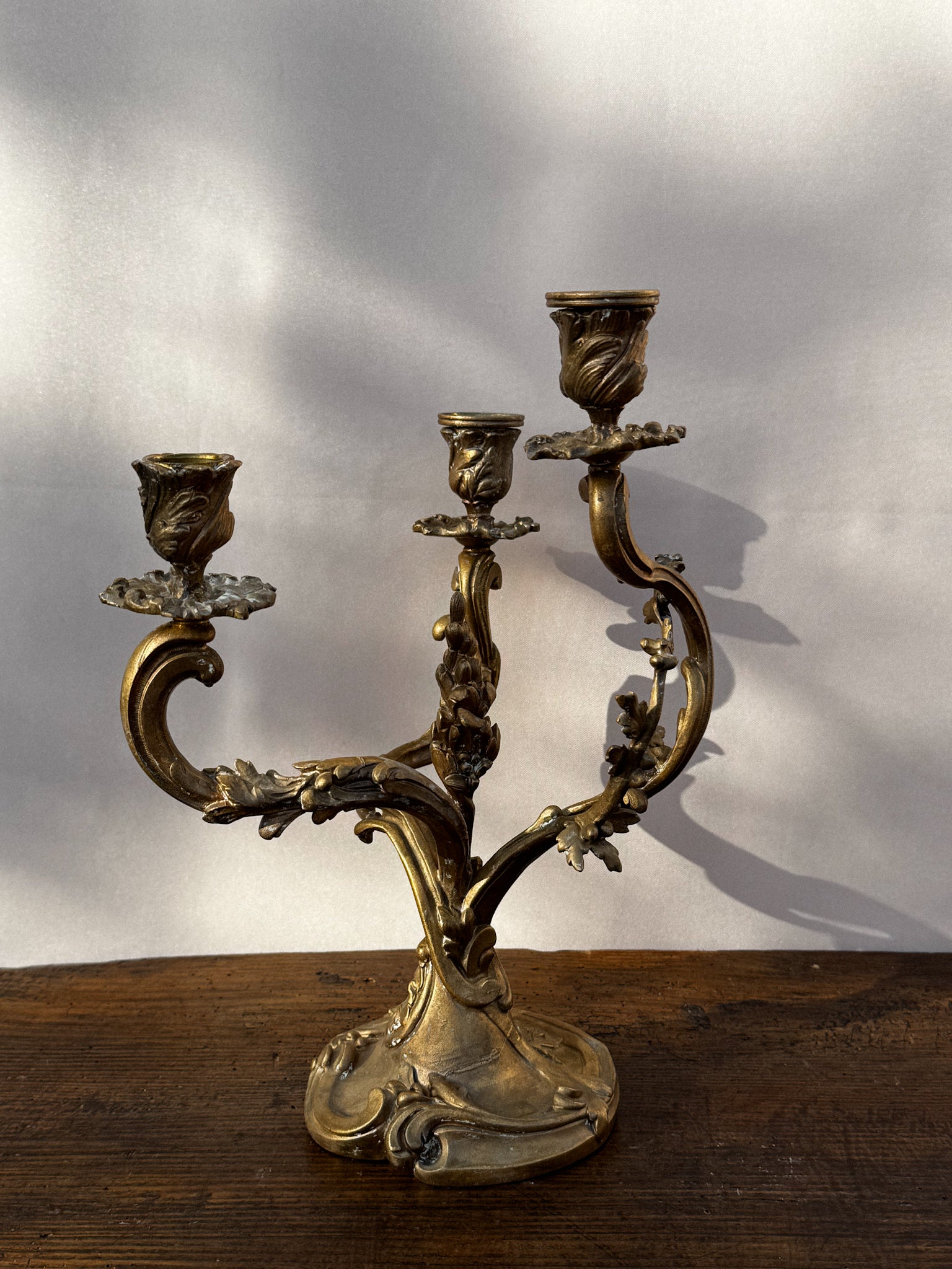 Starožitný mosazný zdobený svícen