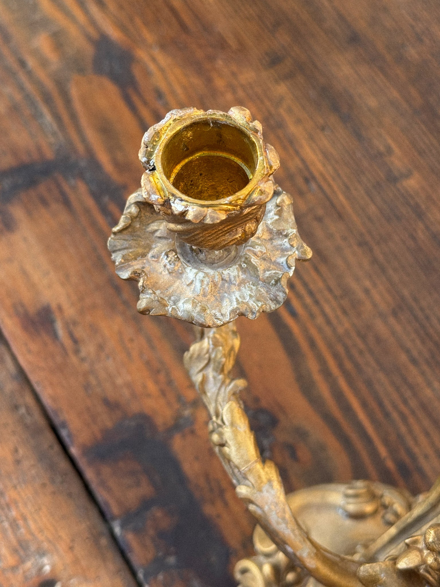 Pár bohatě zdobených svícnů