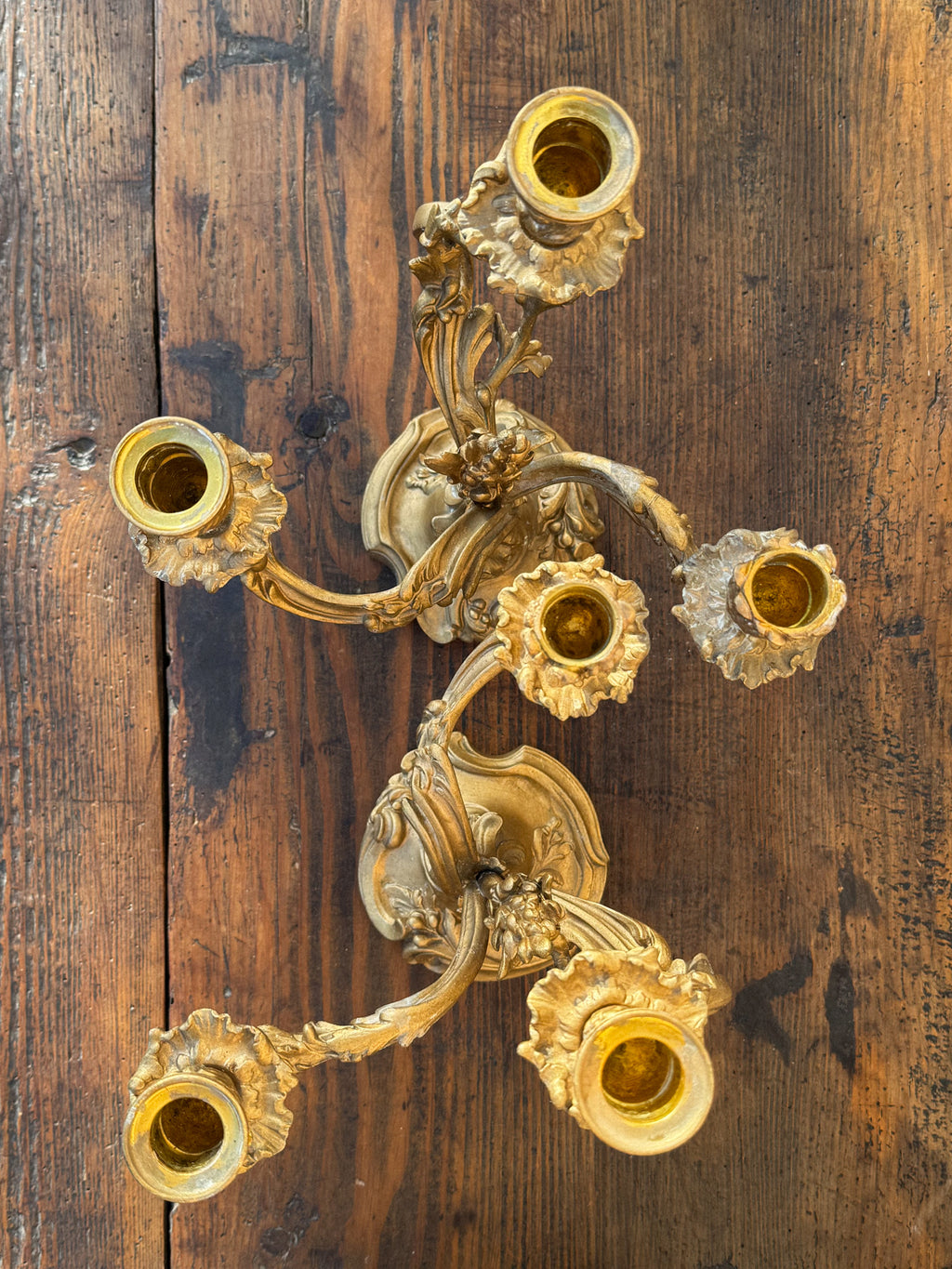 Pár bohatě zdobených svícnů