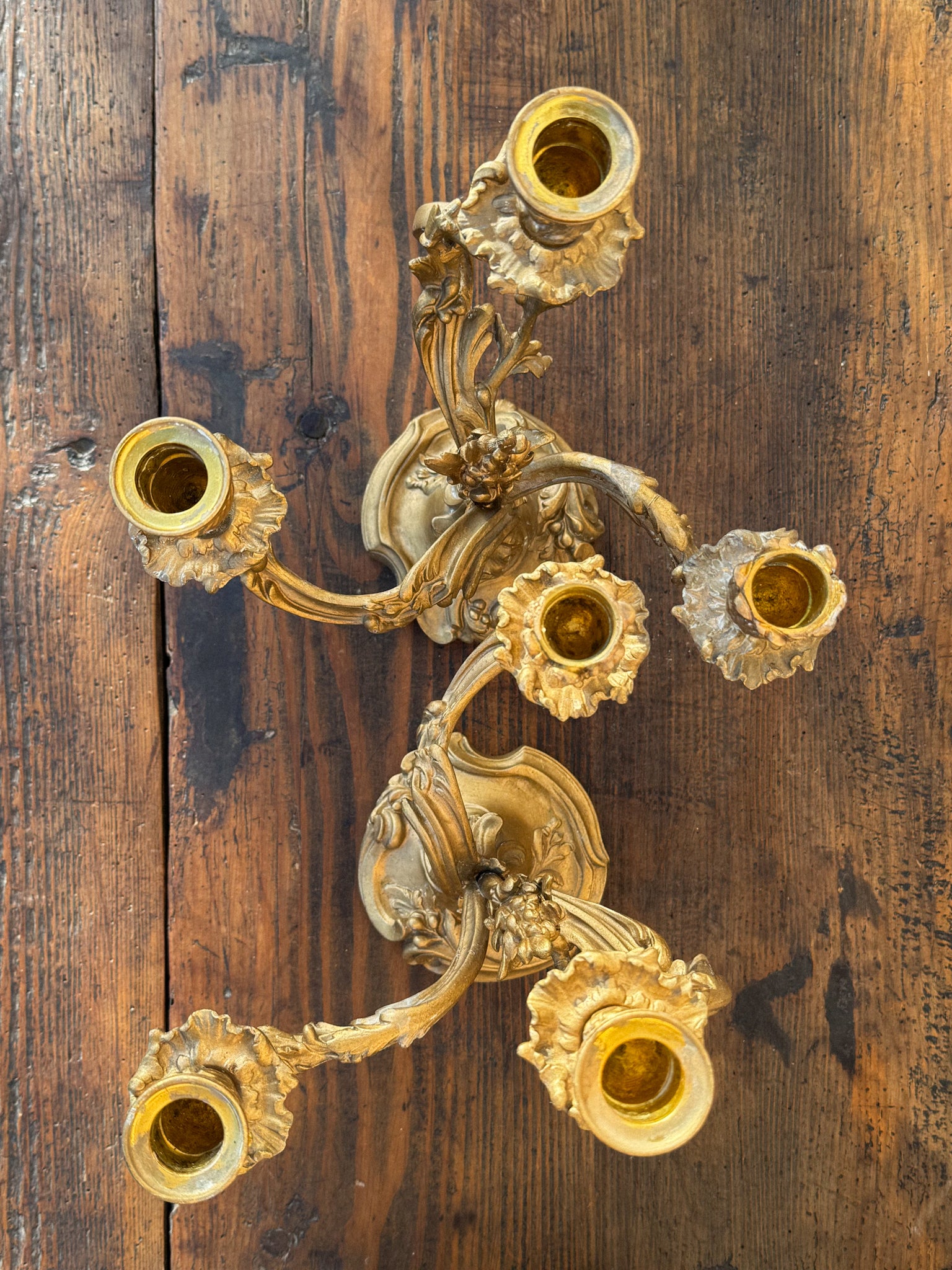 Pár bohatě zdobených svícnů