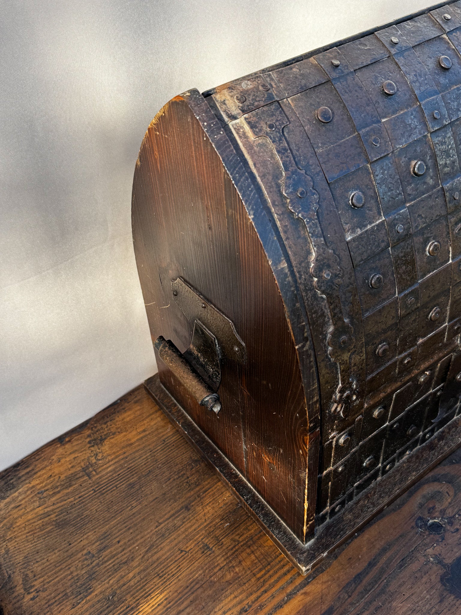 Kovovo-dřevěná truhla s vnitřní policí