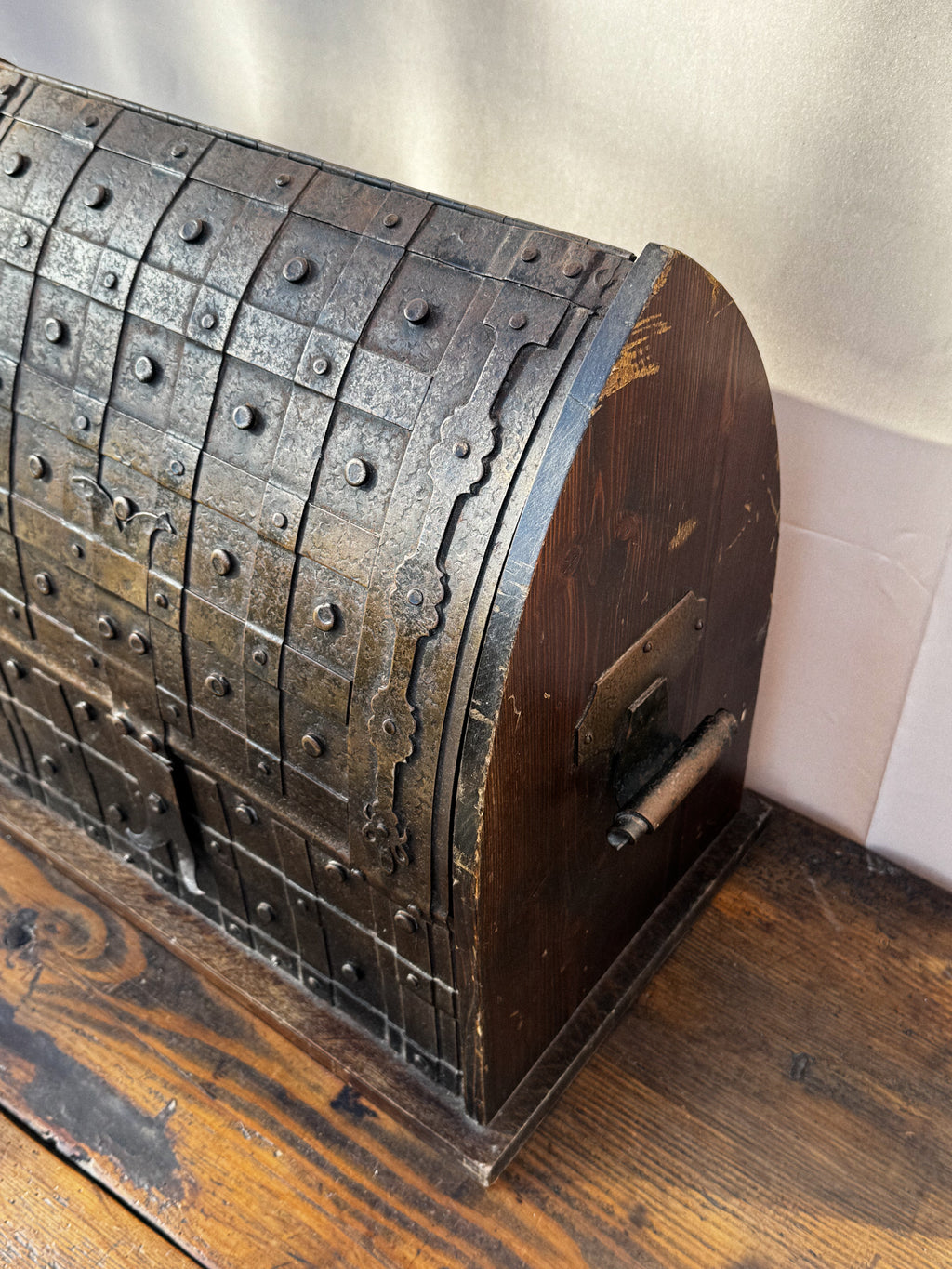 Kovovo-dřevěná truhla s vnitřní policí