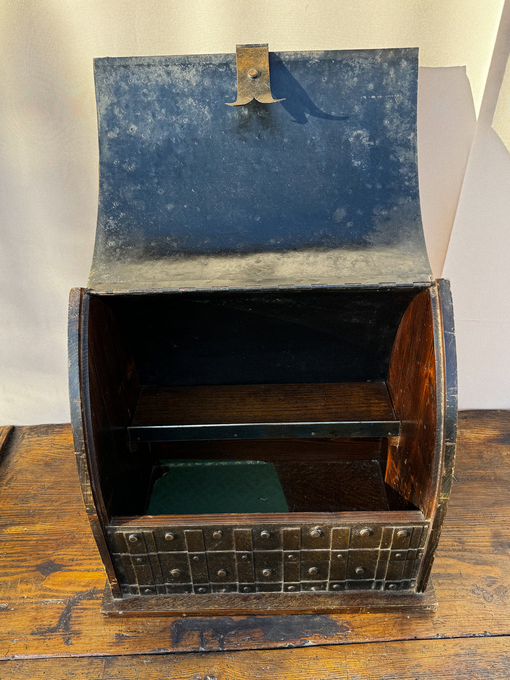 Kovovo-dřevěná truhla s vnitřní policí