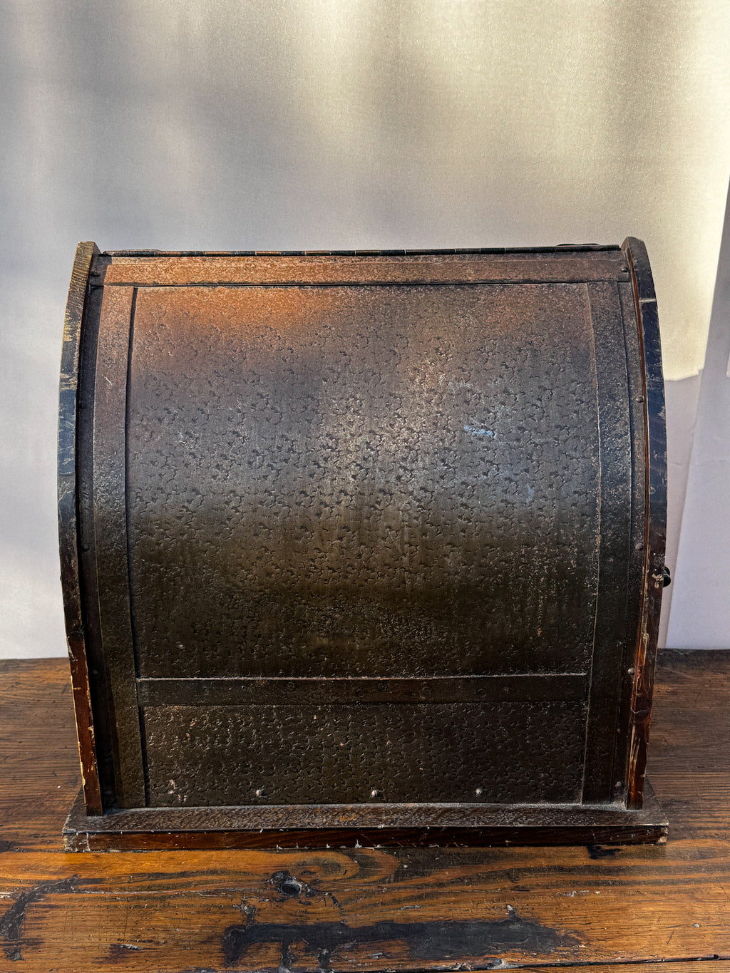 Kovovo-dřevěná truhla s vnitřní policí