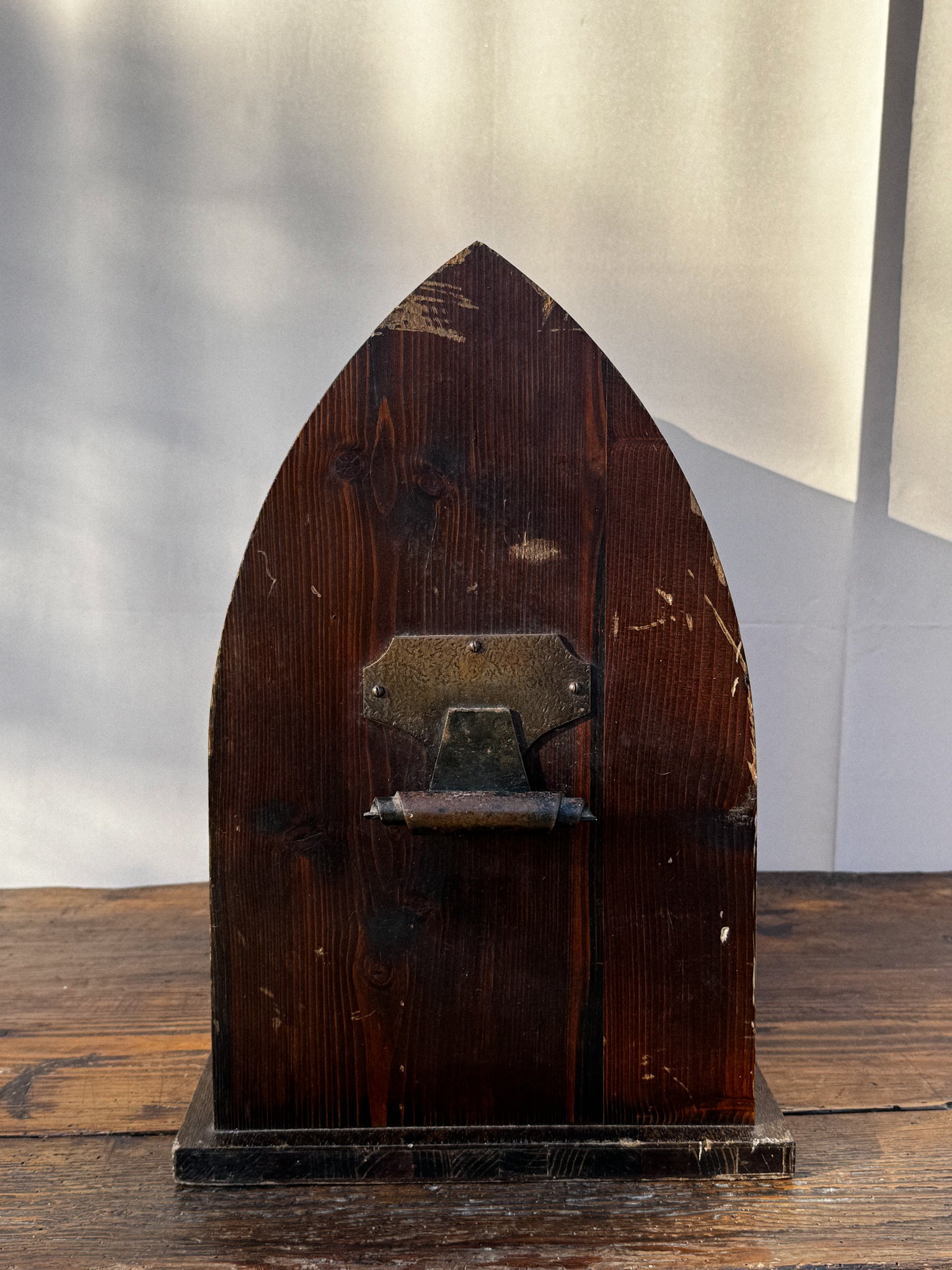 Kovovo-dřevěná truhla s vnitřní policí