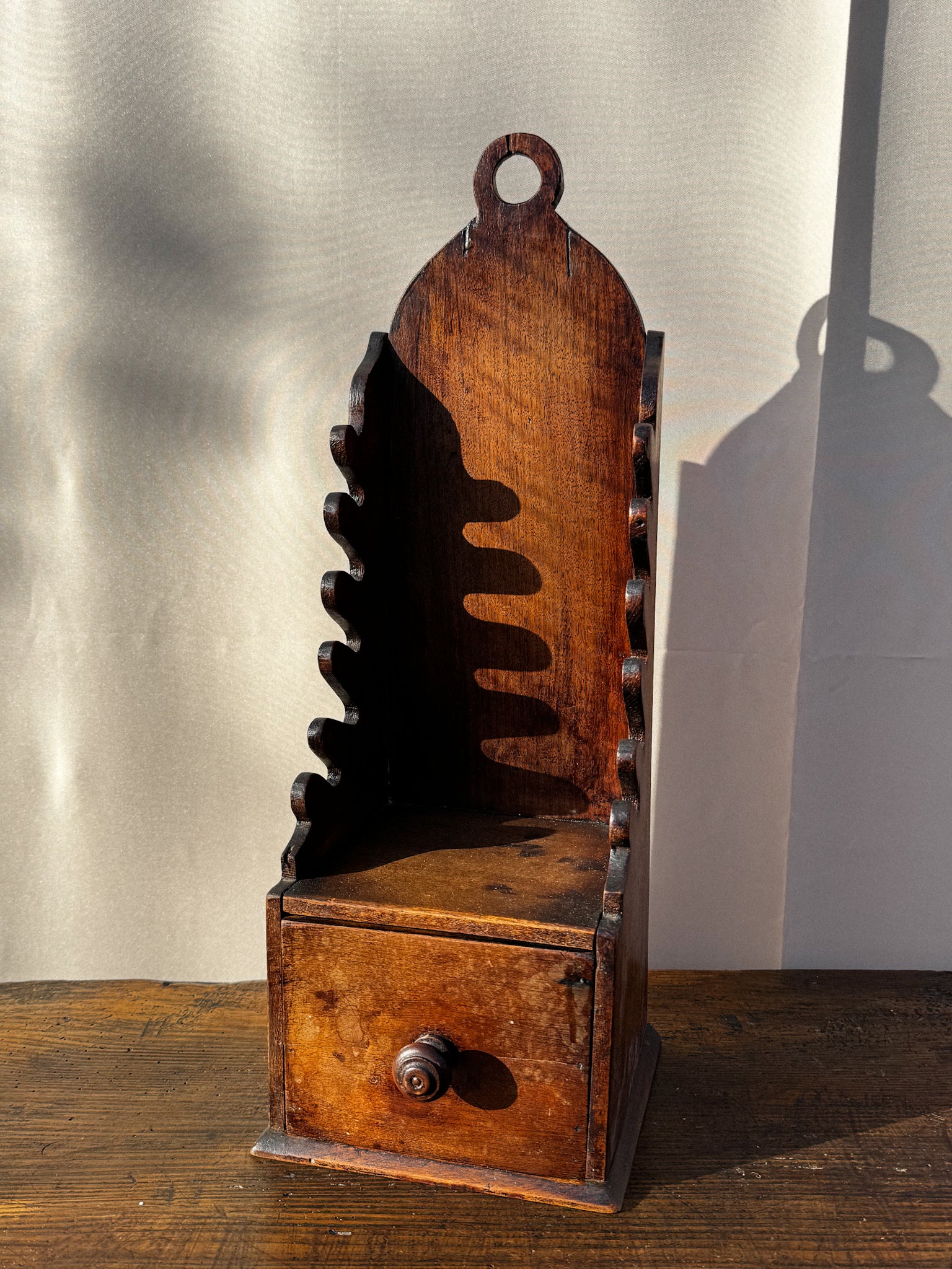 Závěsná dřevěná nádoba s držadly na náčiní