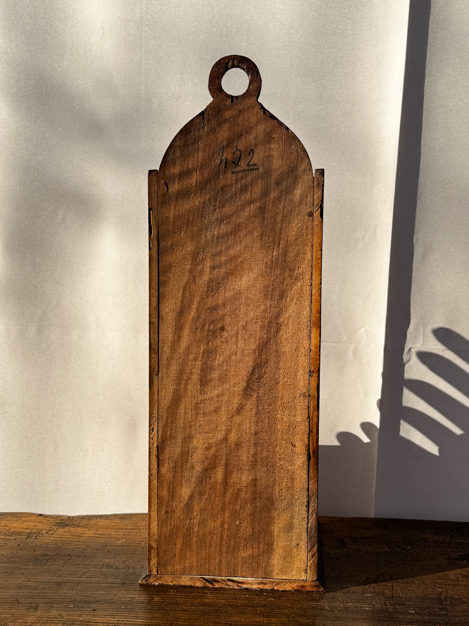 Závěsná dřevěná nádoba s držadly na náčiní