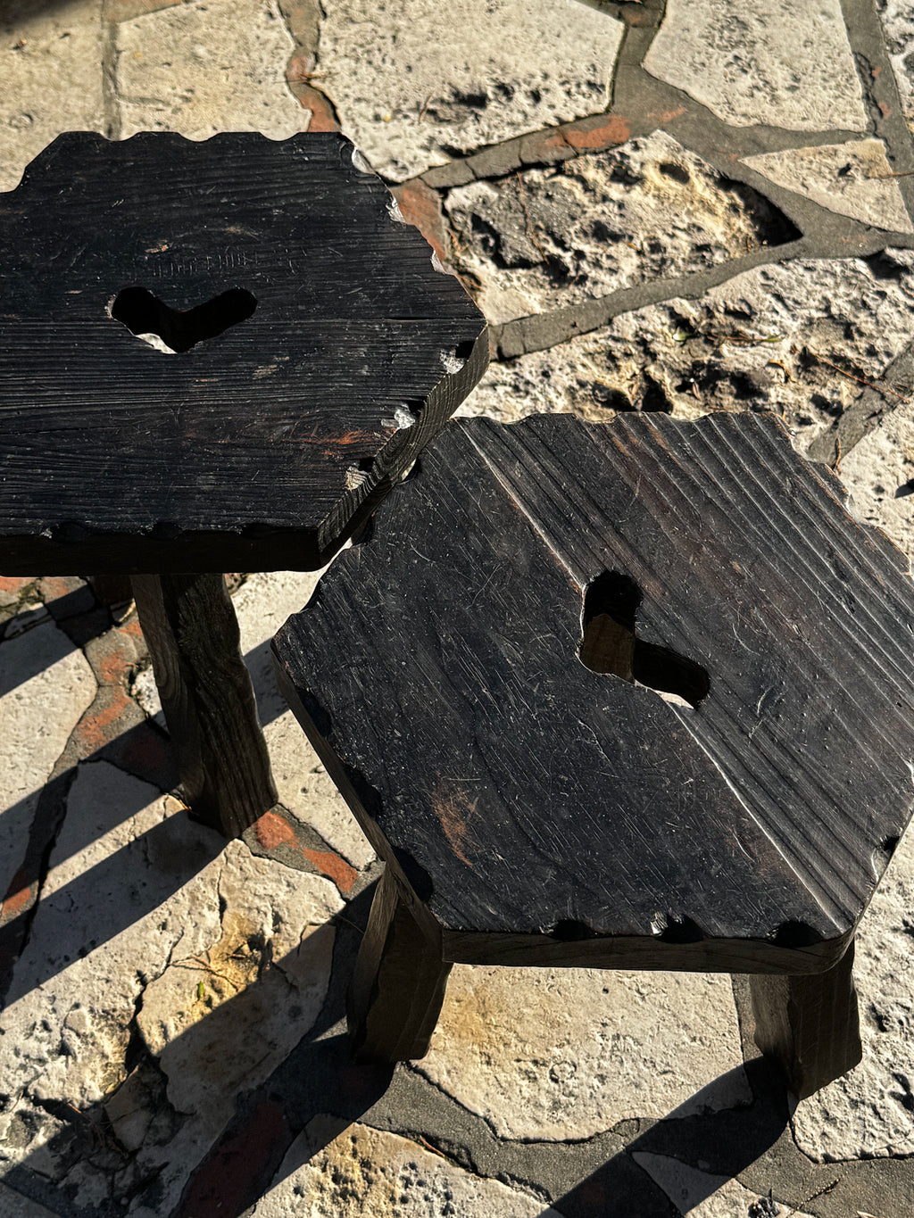 Set 2 tmavých dřevěných stoliček