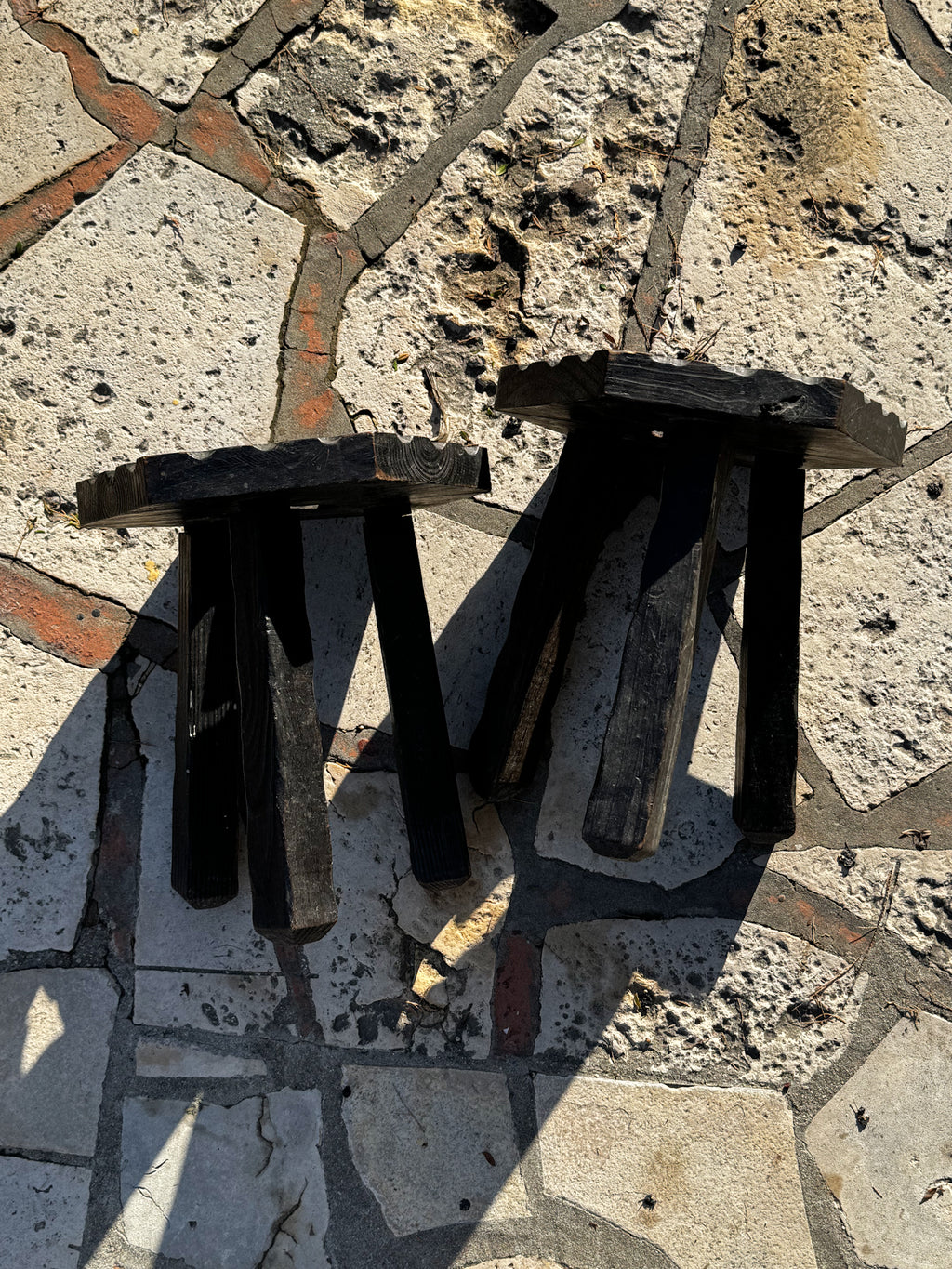 Set 2 tmavých dřevěných stoliček