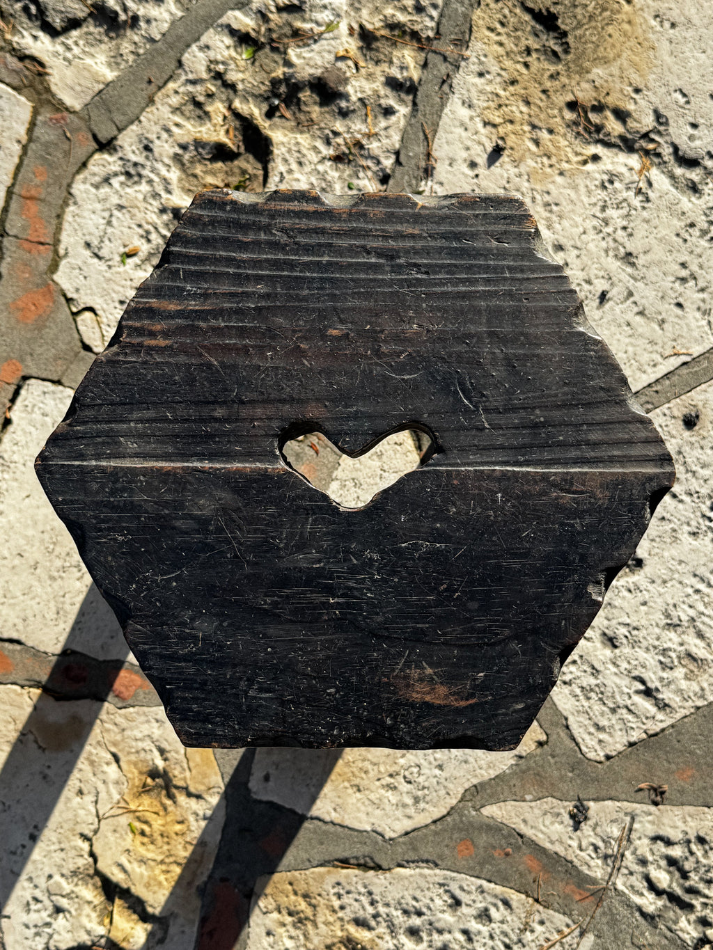 Set 2 tmavých dřevěných stoliček