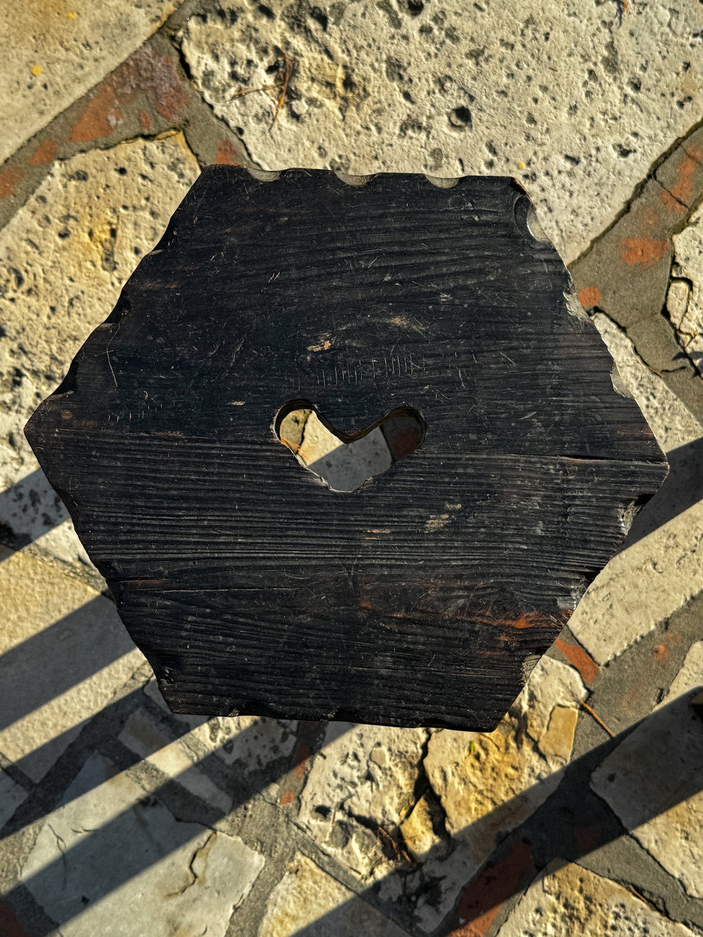 Set 2 tmavých dřevěných stoliček