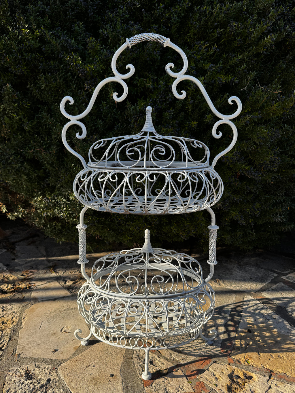 Bílý kovový stojan z 20. století