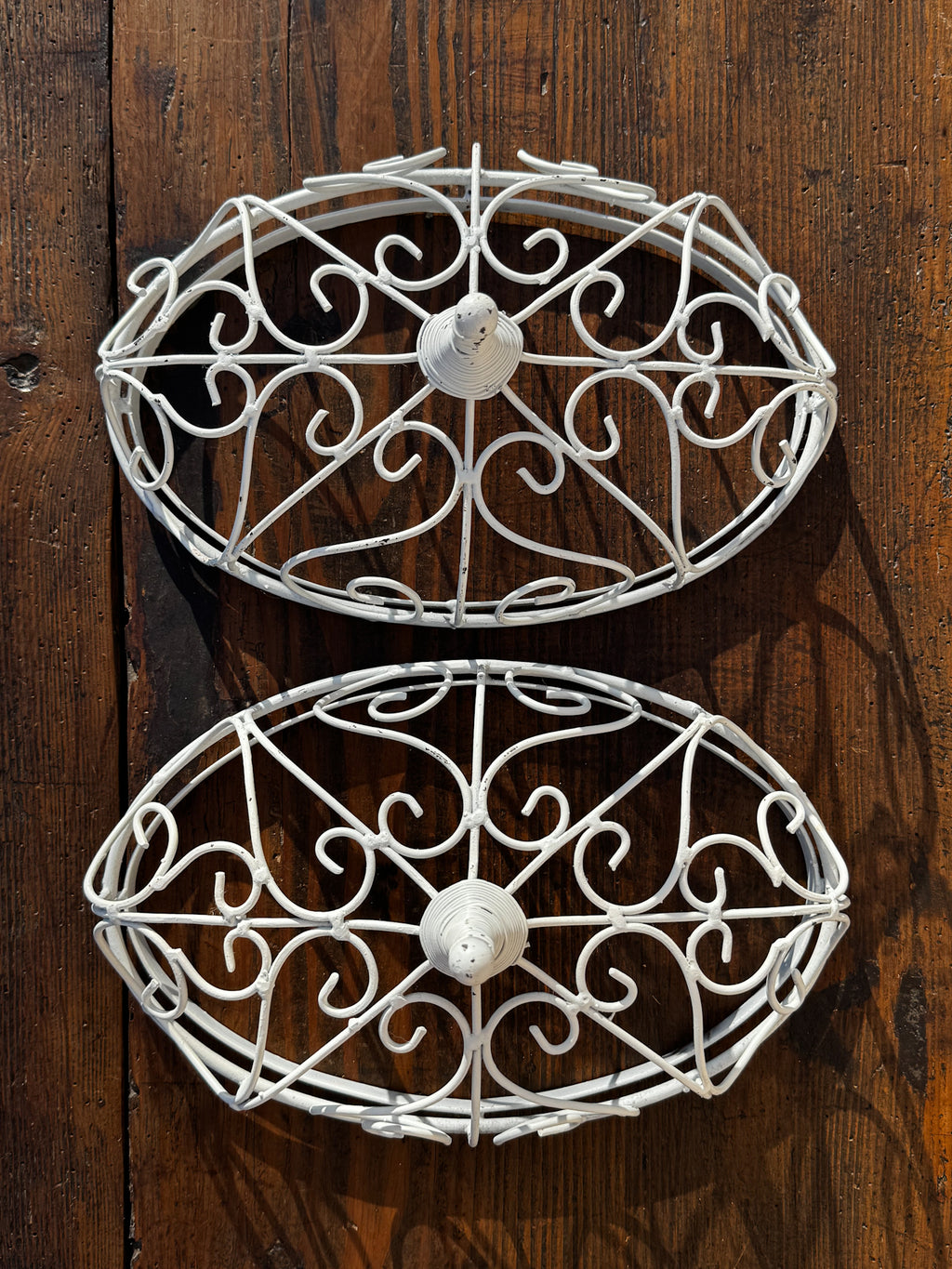 Bílý kovový stojan z 20. století