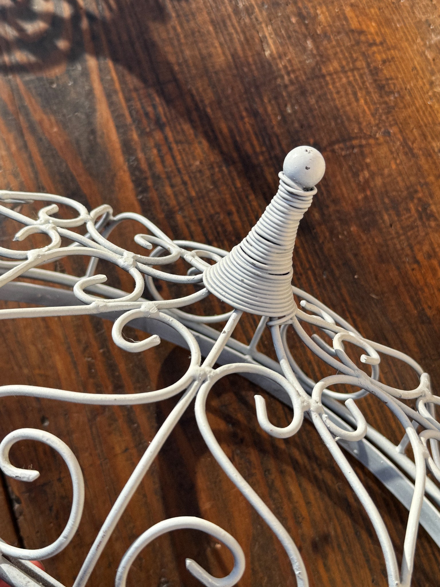 Bílý kovový stojan z 20. století