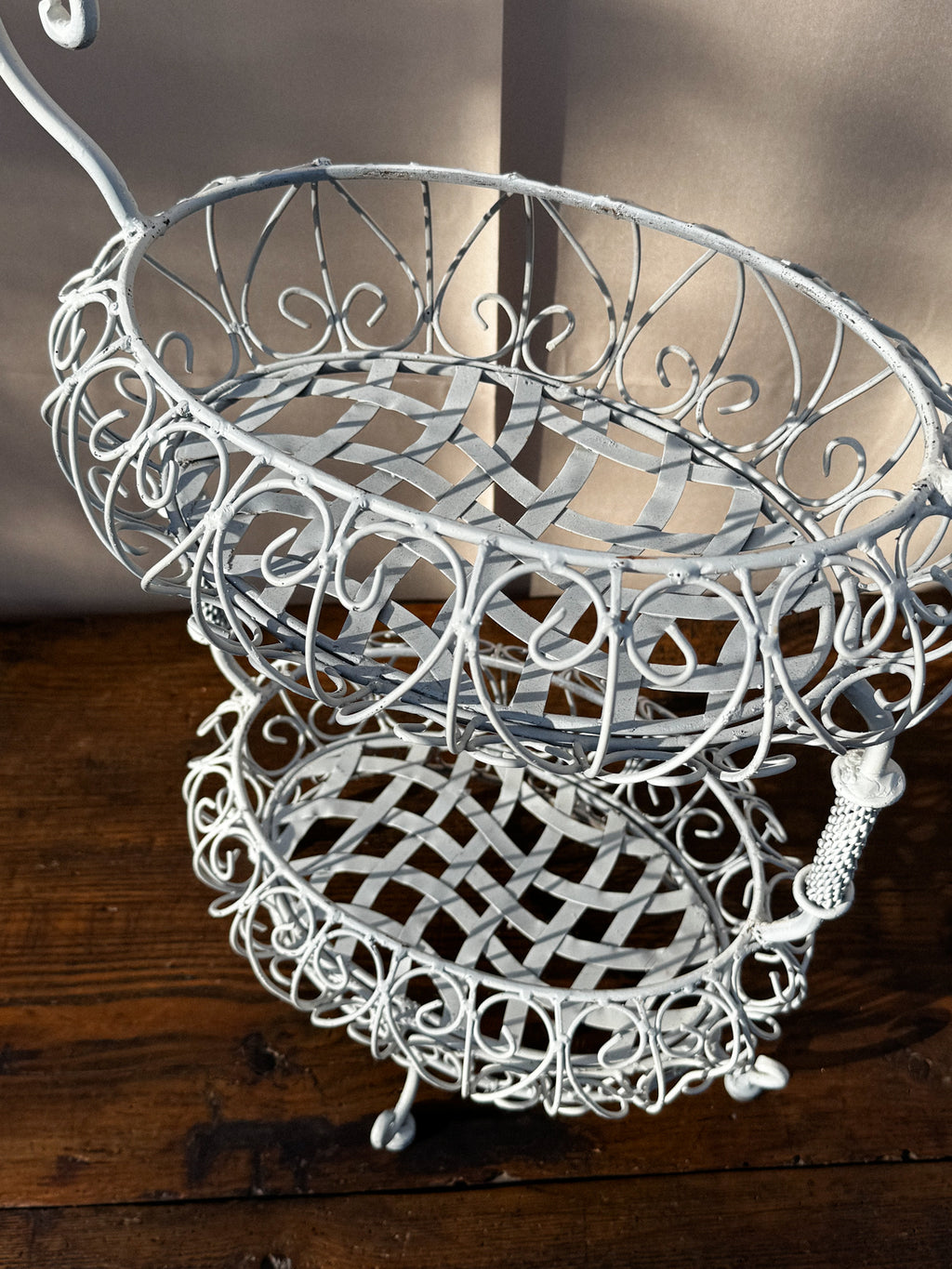 Bílý kovový stojan z 20. století