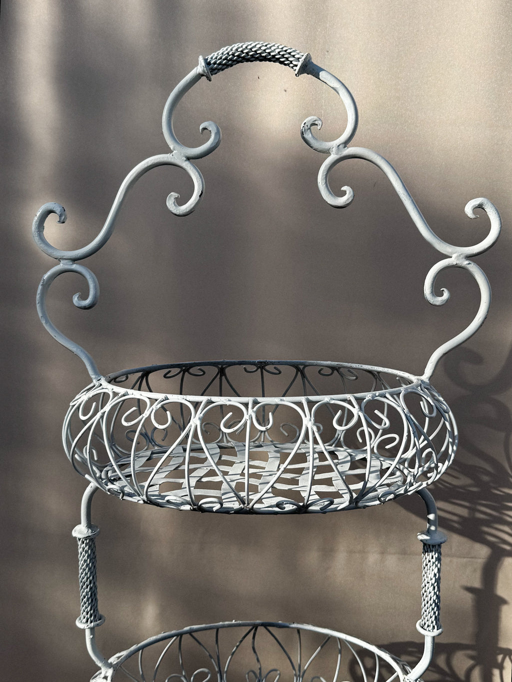 Bílý kovový stojan z 20. století