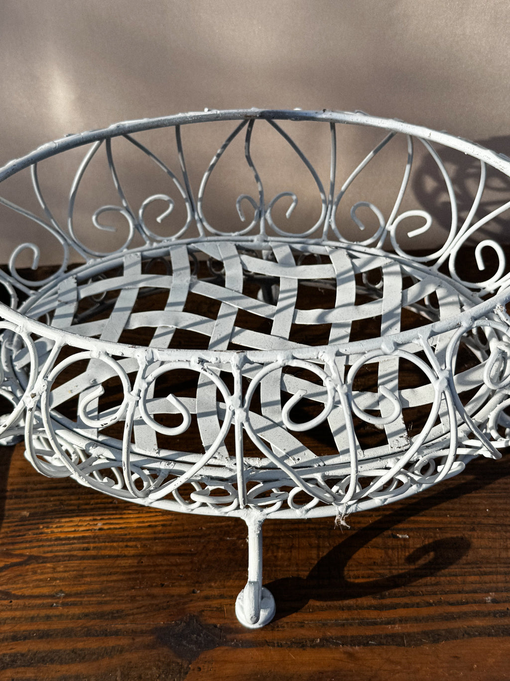 Bílý kovový stojan z 20. století